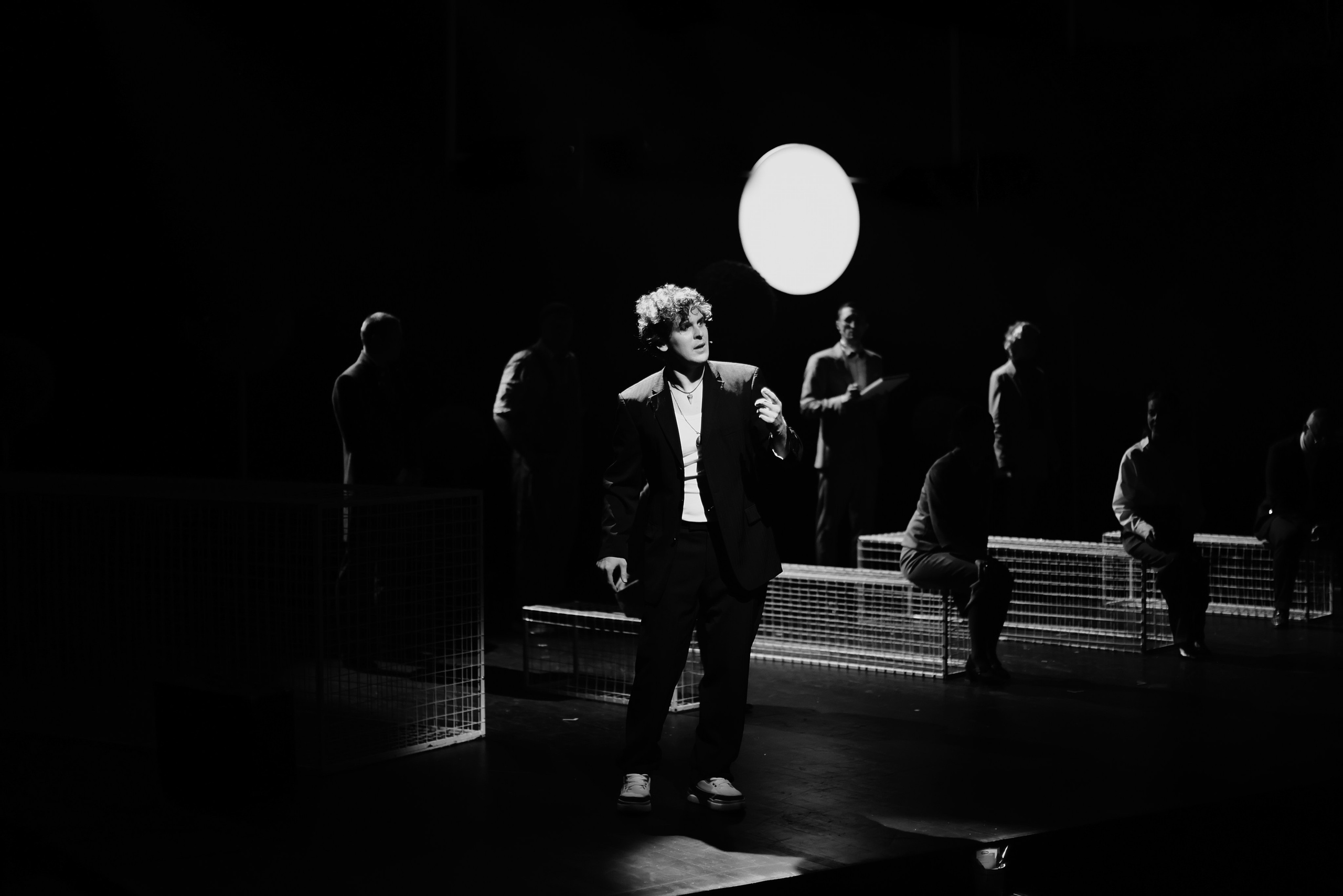 Спектакль «Дикарь» (серия — монохром), Театр «Сначала-Сначала театр». Наталья Алексеенко. Фотохудожник в Москве. Репортаж, портрет, стрит