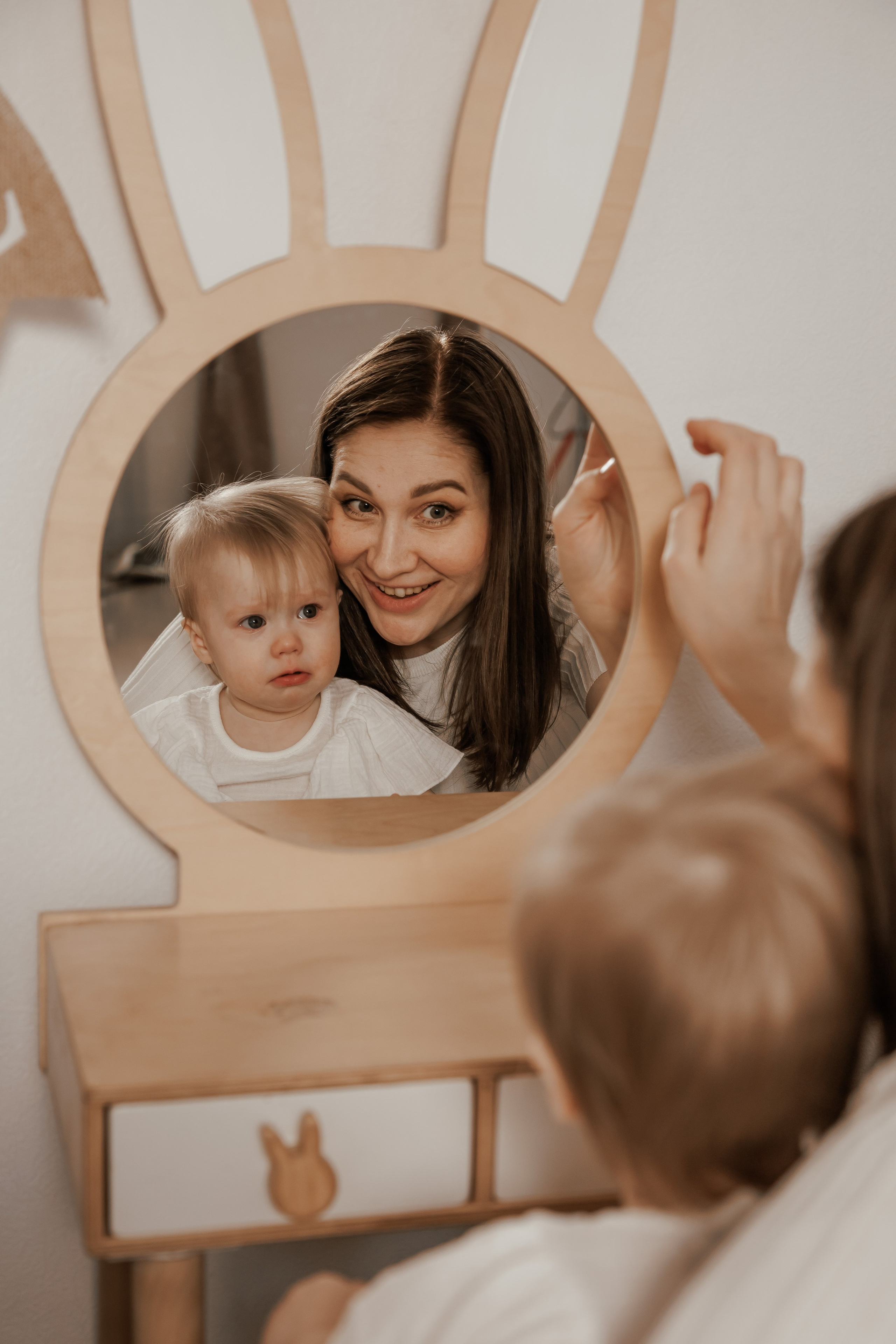 Семейная фотосессия для семьи с девочками близнецами на годик одежда в светлых тонах светлая бежевая студия в Москве теплые тона