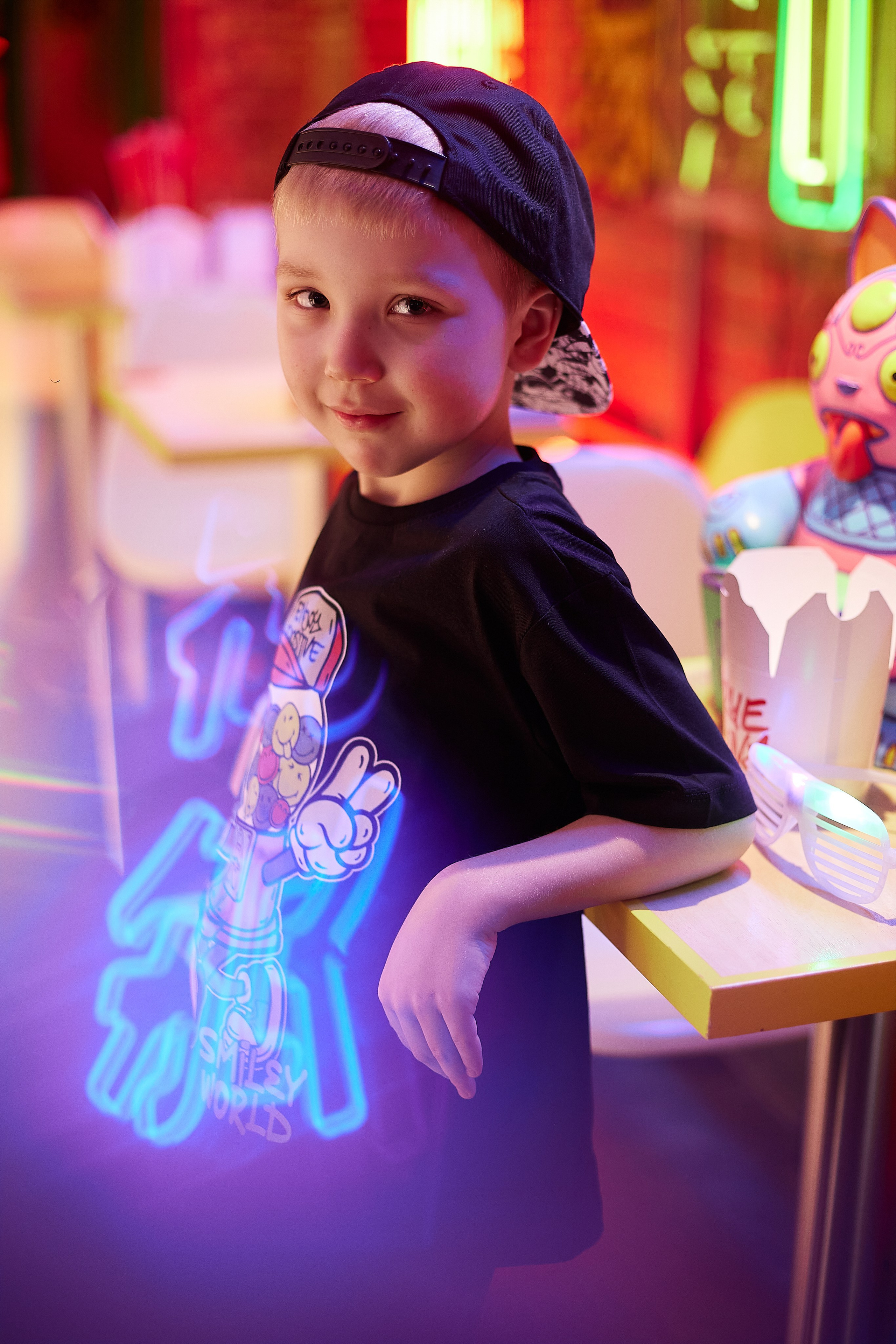 Неоновая фотосессия для м/а Happy kids. Виктория Ларина — Портретный профессиональный фотограф в Иркутске