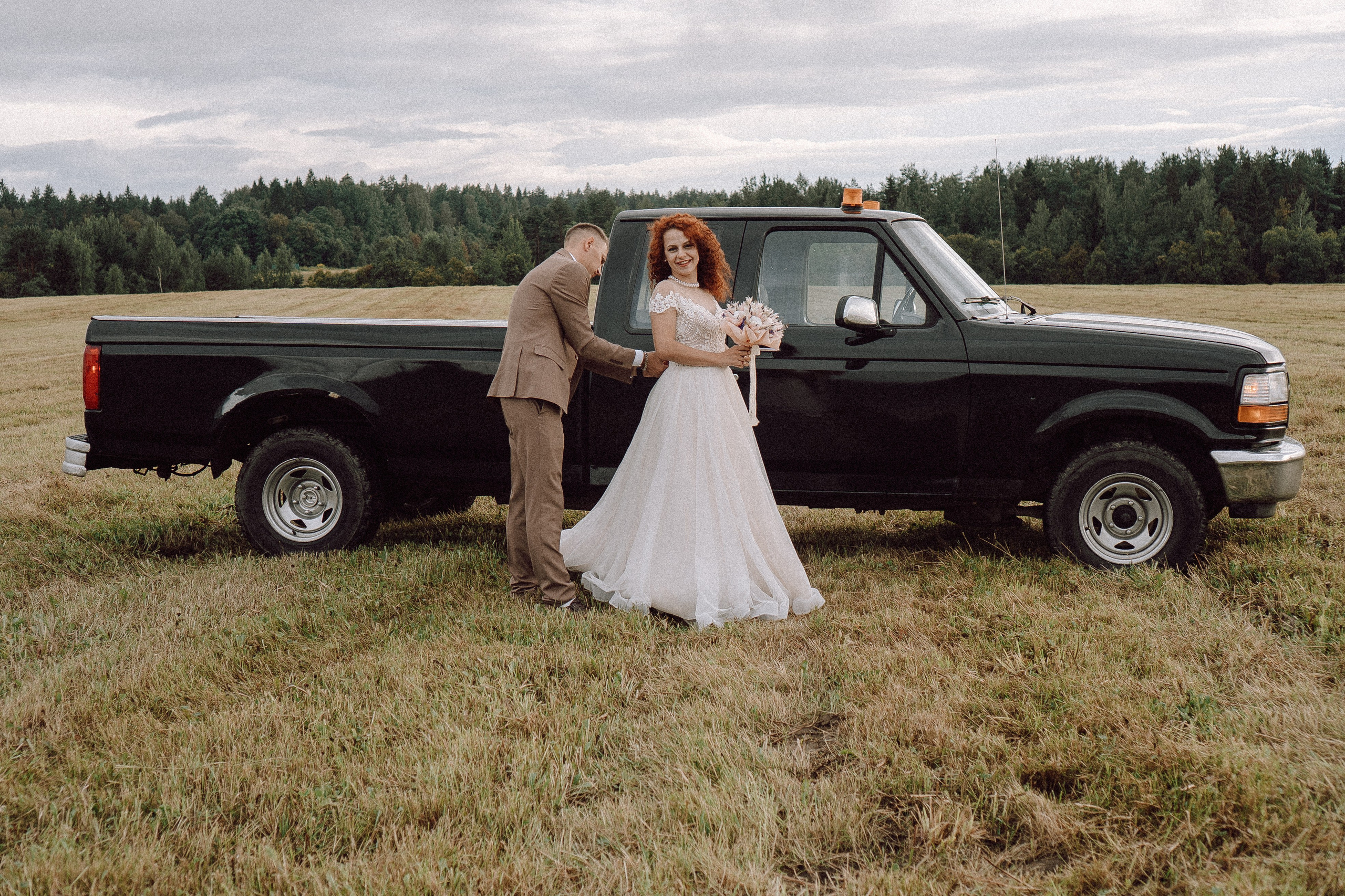 СВАДЕБНАЯ ФОТОСЕССИИЯ ПАРЫ В ГОРОДЕ ПРИОЗЕРСК В СОСНОВОМ ЛЕСУ И С ПИКАПОМ. Профессиональный фотограф, Санкт-Петербург — Виктория Богомолова