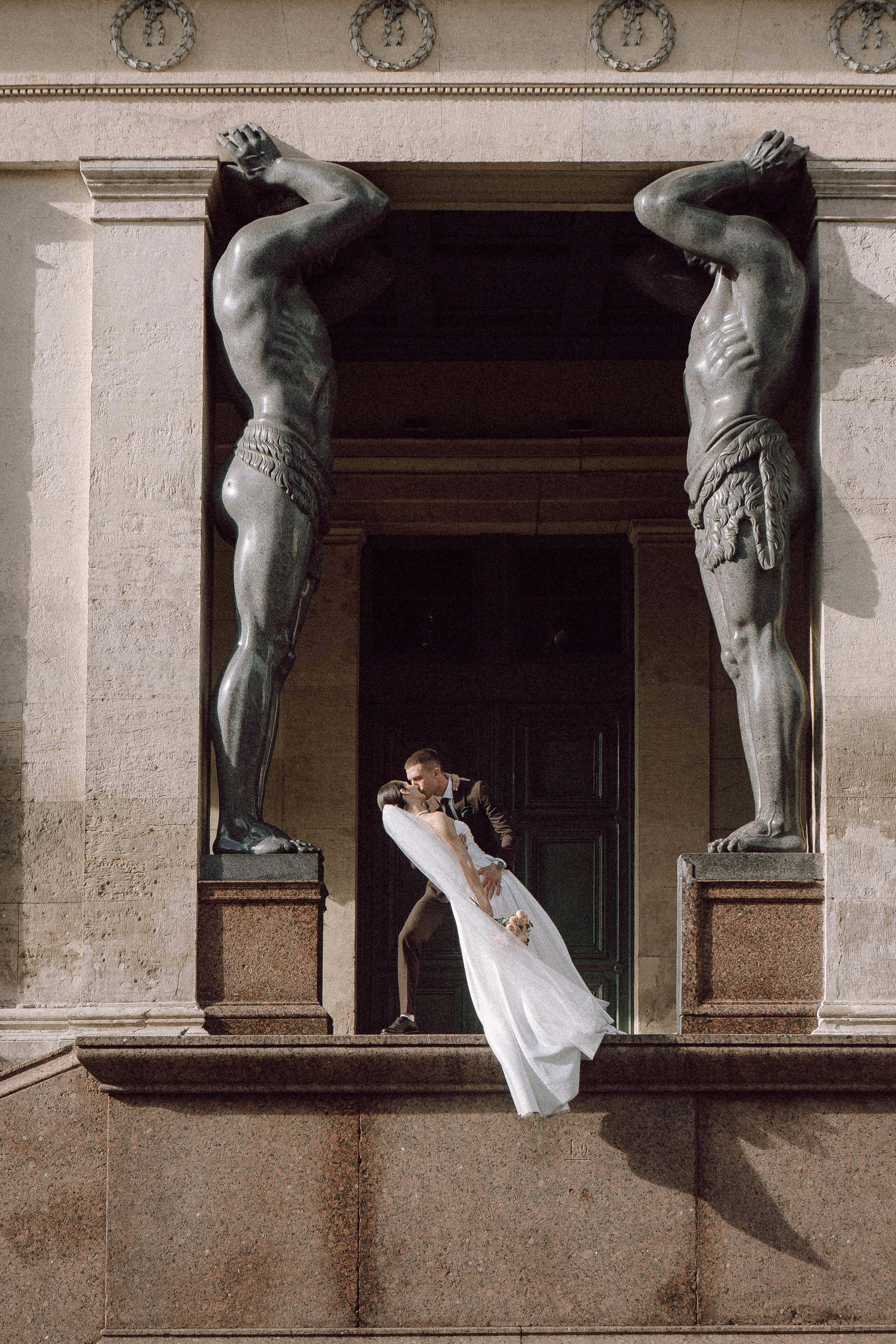 СВАДЕБНАЯ ПРОГУЛКА В САНТК-ПЕТЕРБУРГЕ (ИСАКИЕВСКИЙ СОБОР, ЗИМНЯЯ КАНАВКА, ЭРМИТАЖ И БОЛЬШАЯ МОРСКАЯ УЛИЦА). Профессиональный фотограф, Санкт-Петербург — Виктория Богомолова