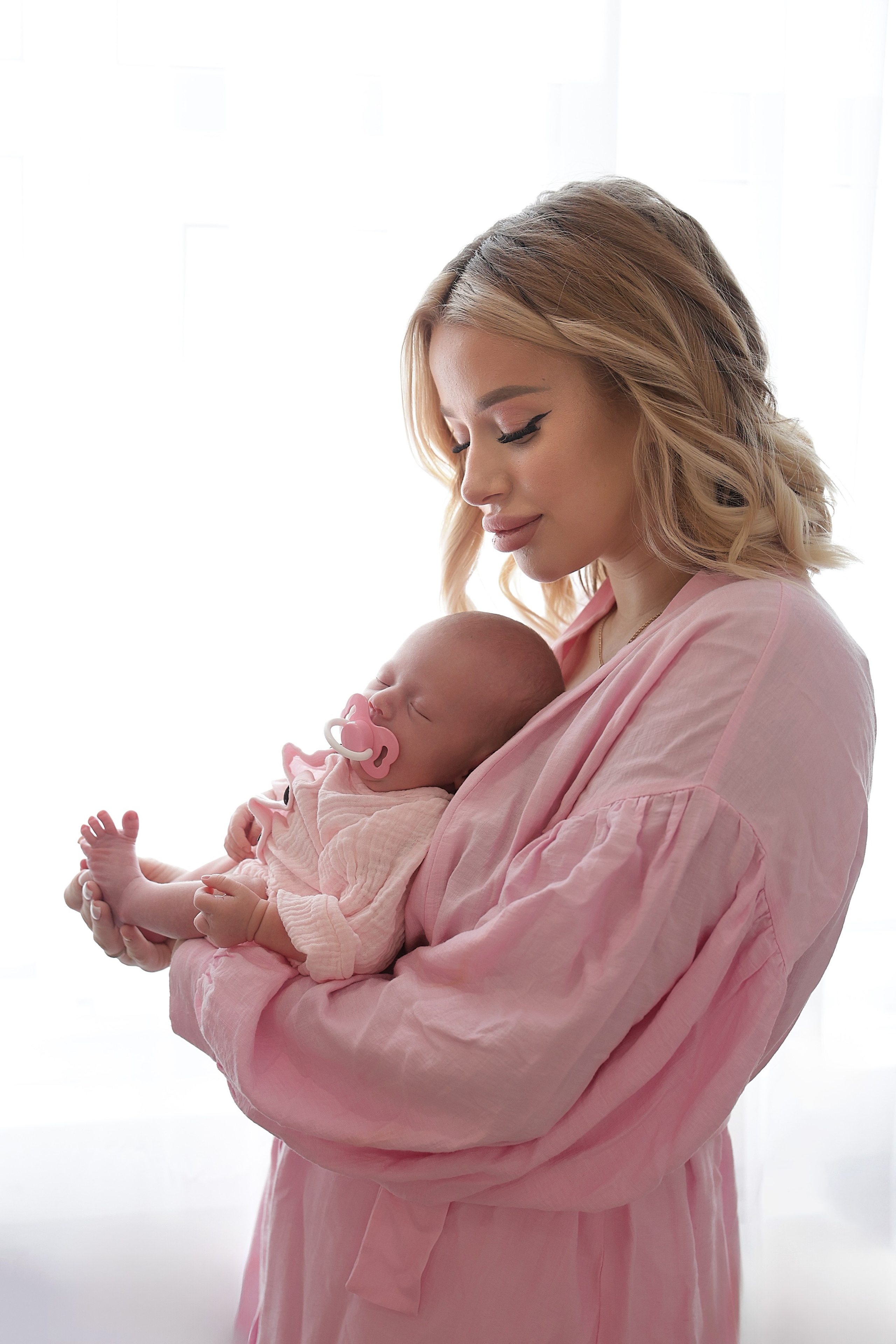 Съемка в стиле ньюборн с мамой. Фотосъемка выписки из роддома в Москве, заказать фотографа на выписку ньюборн съемка в роддоме newborn фотограф в Юдино