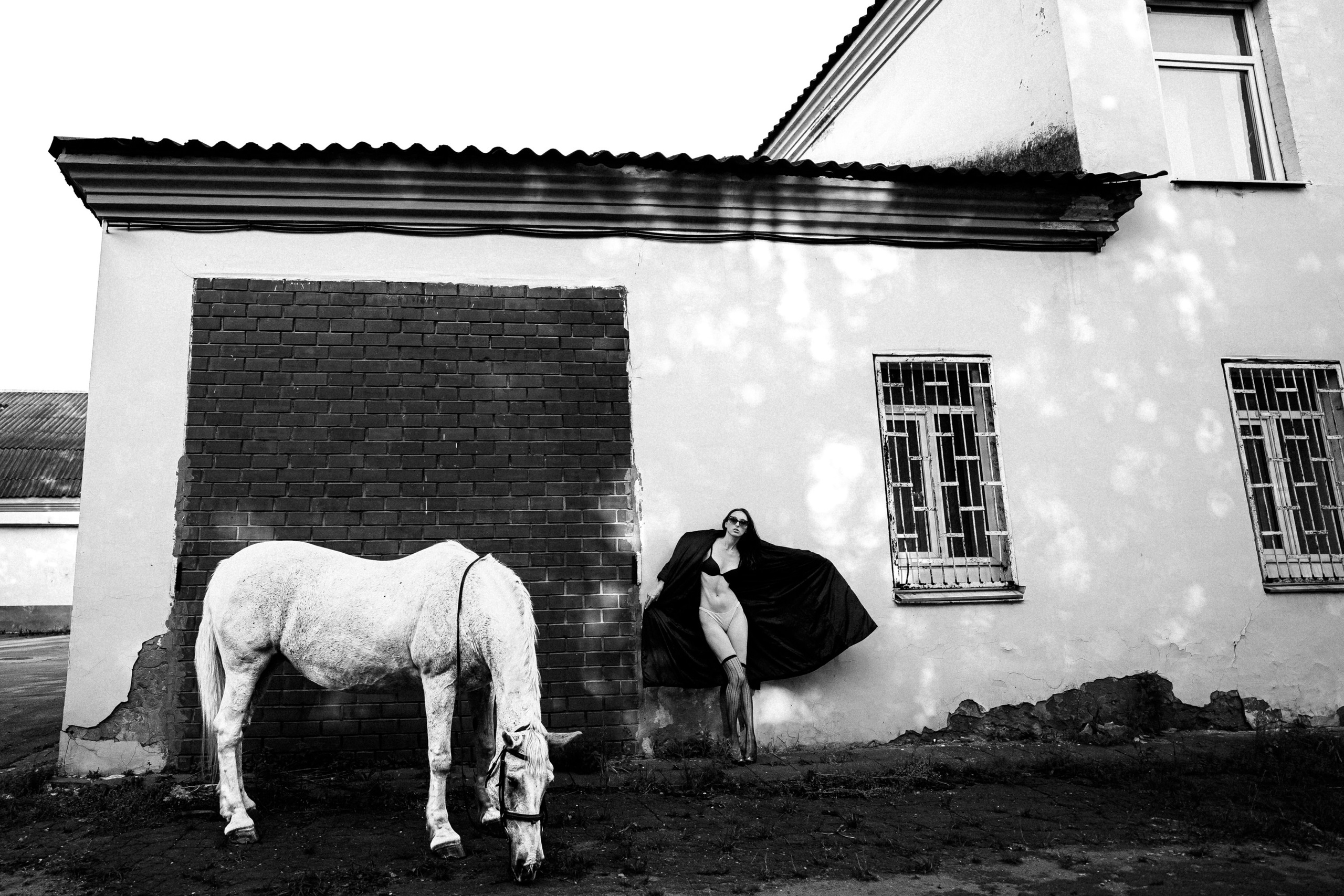 Девушка в чулка и плаще