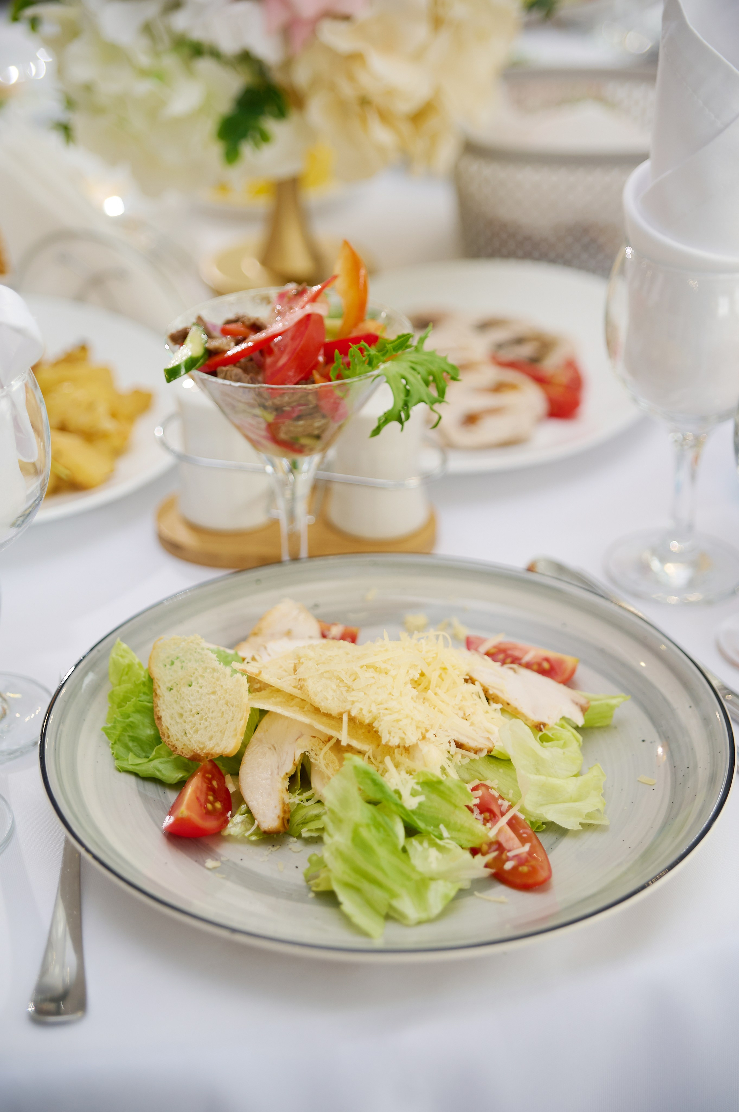 food фотограф Тимур Хабибуллин - салат цезарь на белой тарелке 