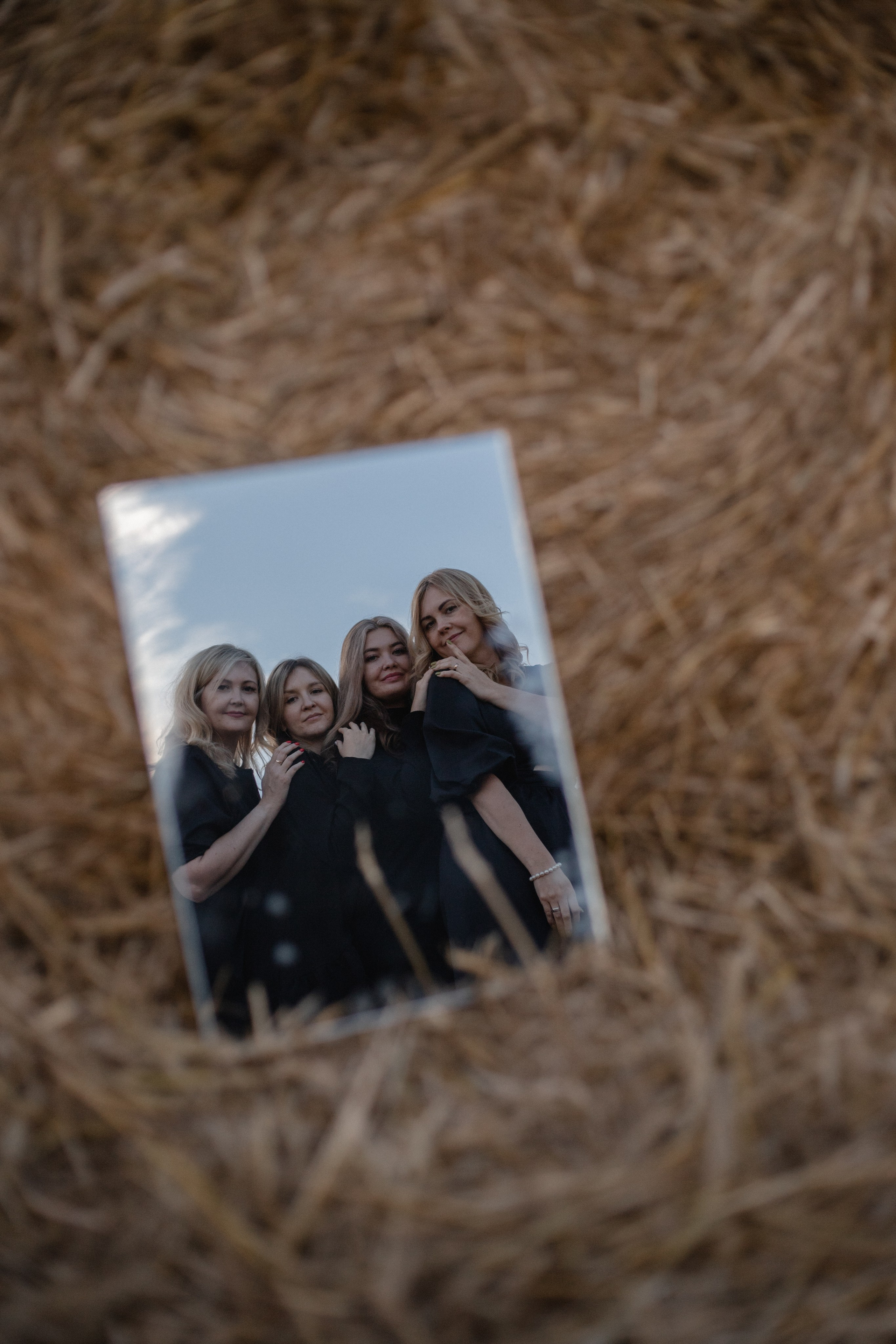 Однажды сестры в поле :)