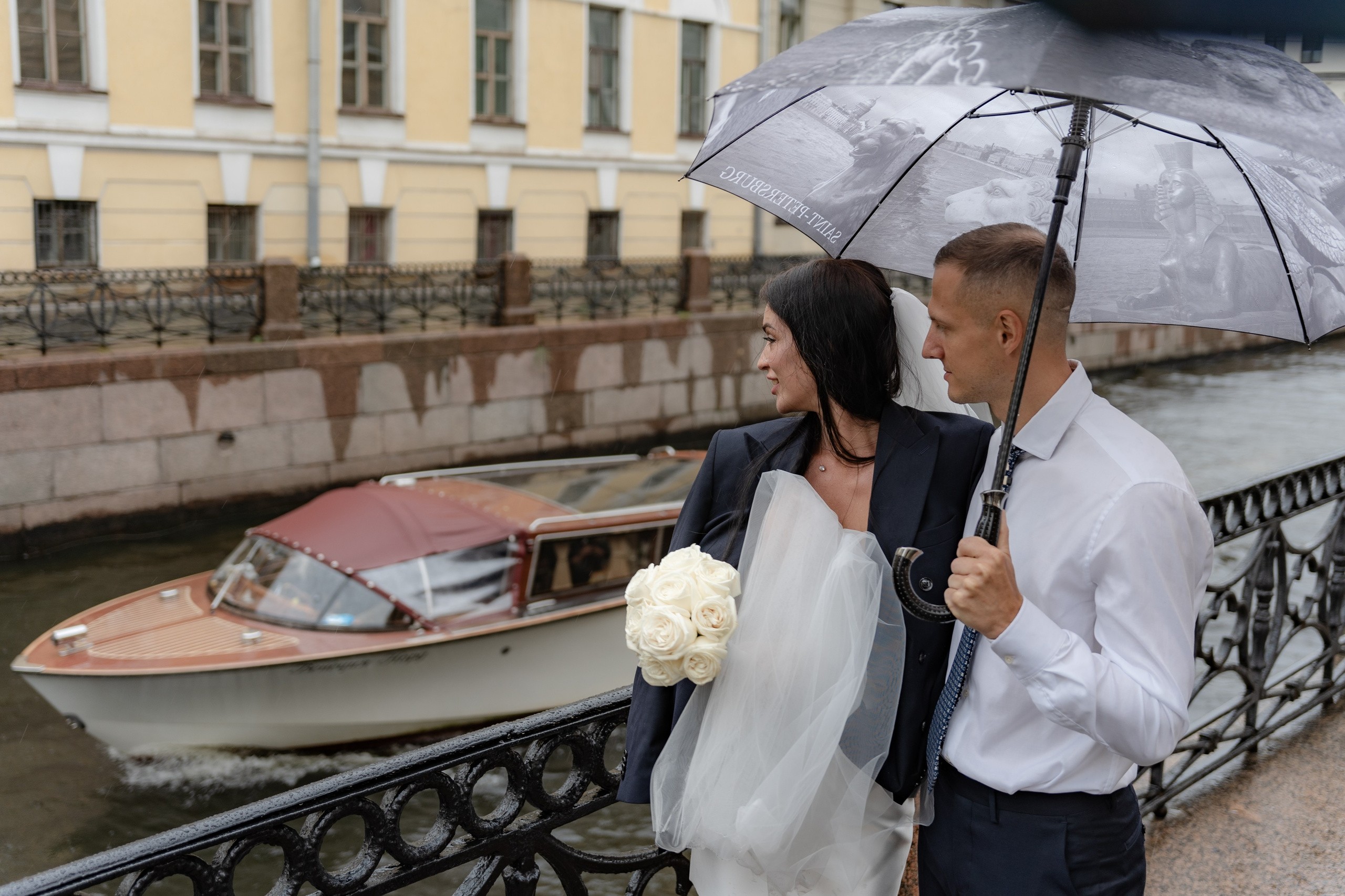 Свадебная фотосессия в центре Санкт-Петербурга на берегу канала с проплывающим катером