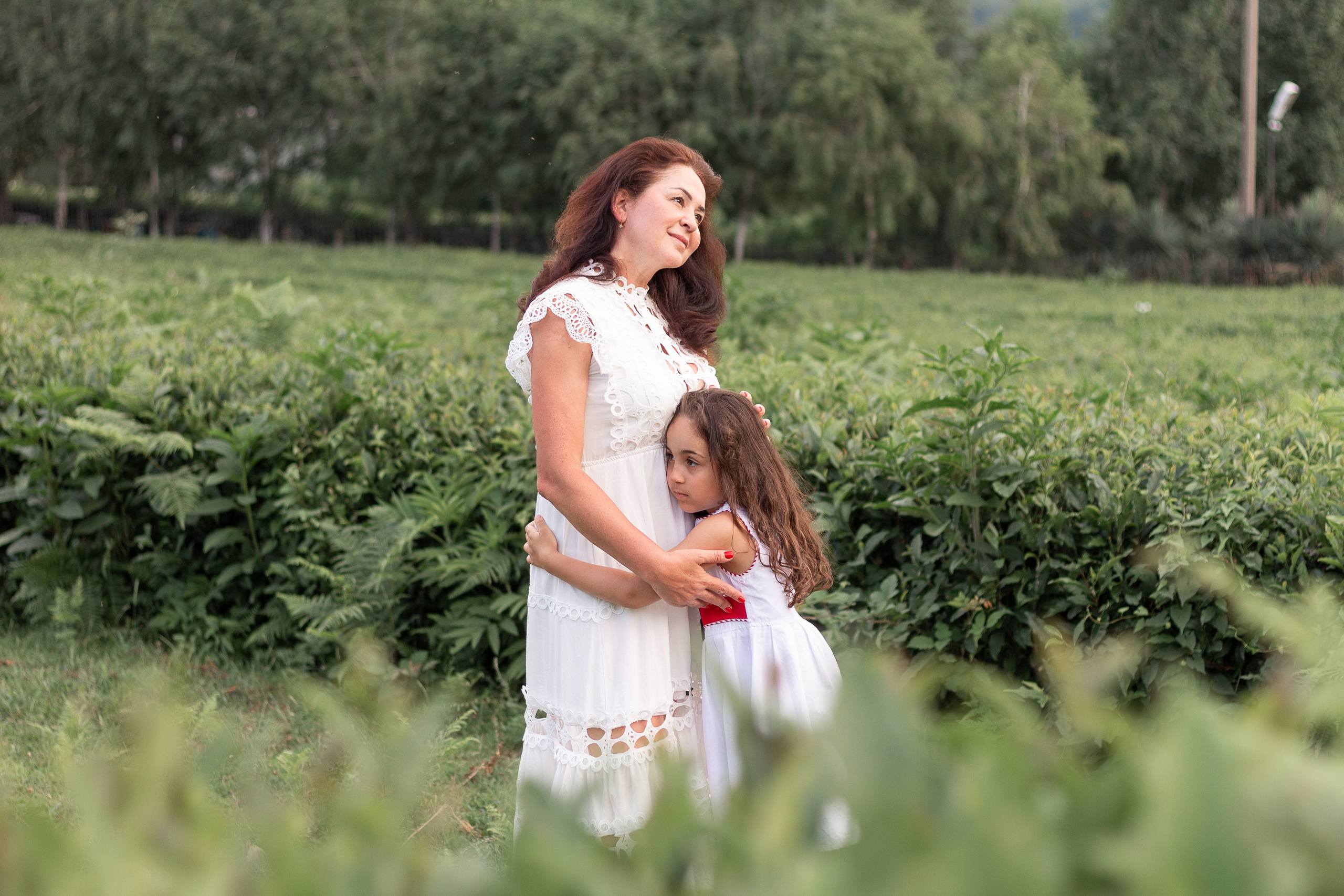 Мама с дочкой встречают закат в горах. Семейный фотограф в Сочи, Лоо, Дагомысе, Вардане Кучумова Олеся