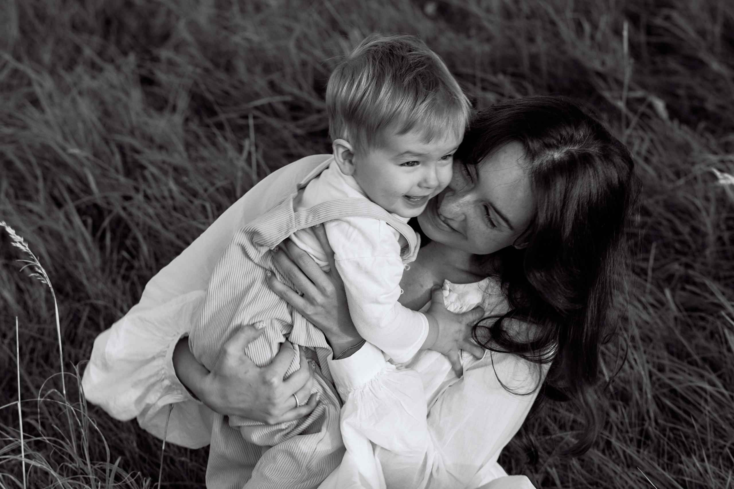 Шамиль, Аня и Марс в поле с барашками. Семейный и свадебный lifestyle-фотограф в Москве Мария Петрова