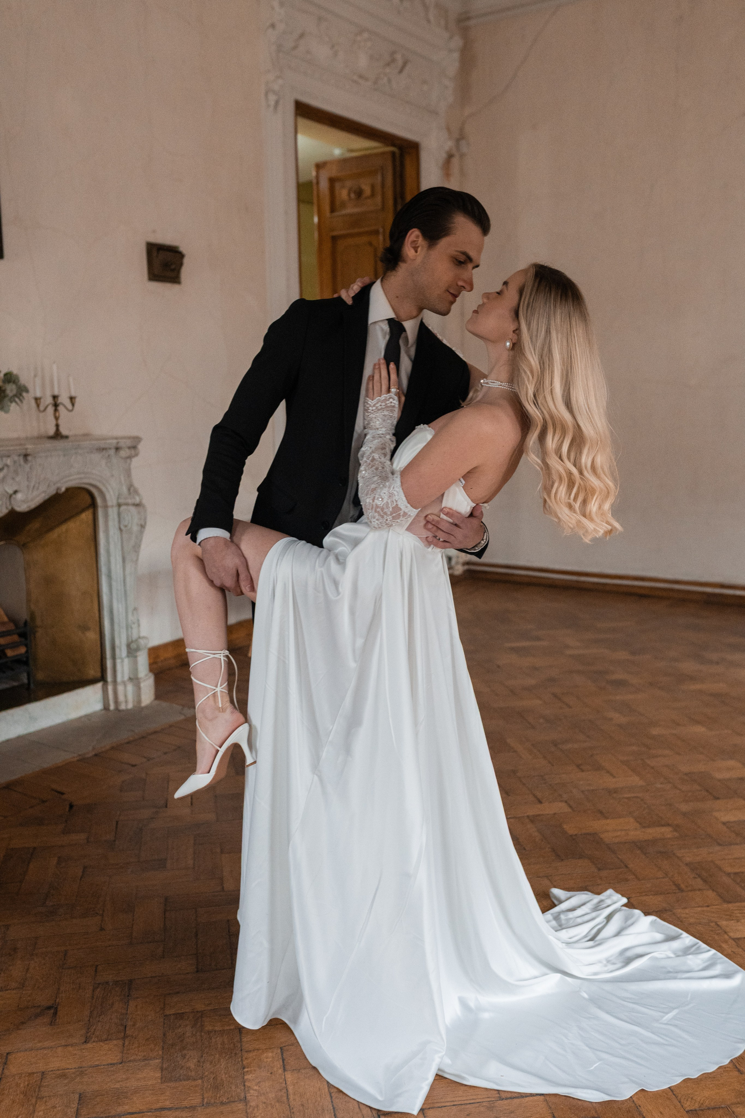 Свадебная фотосессия в Пушкинской библиотеке. Свадебный фотограф в Москве Анна Полушина