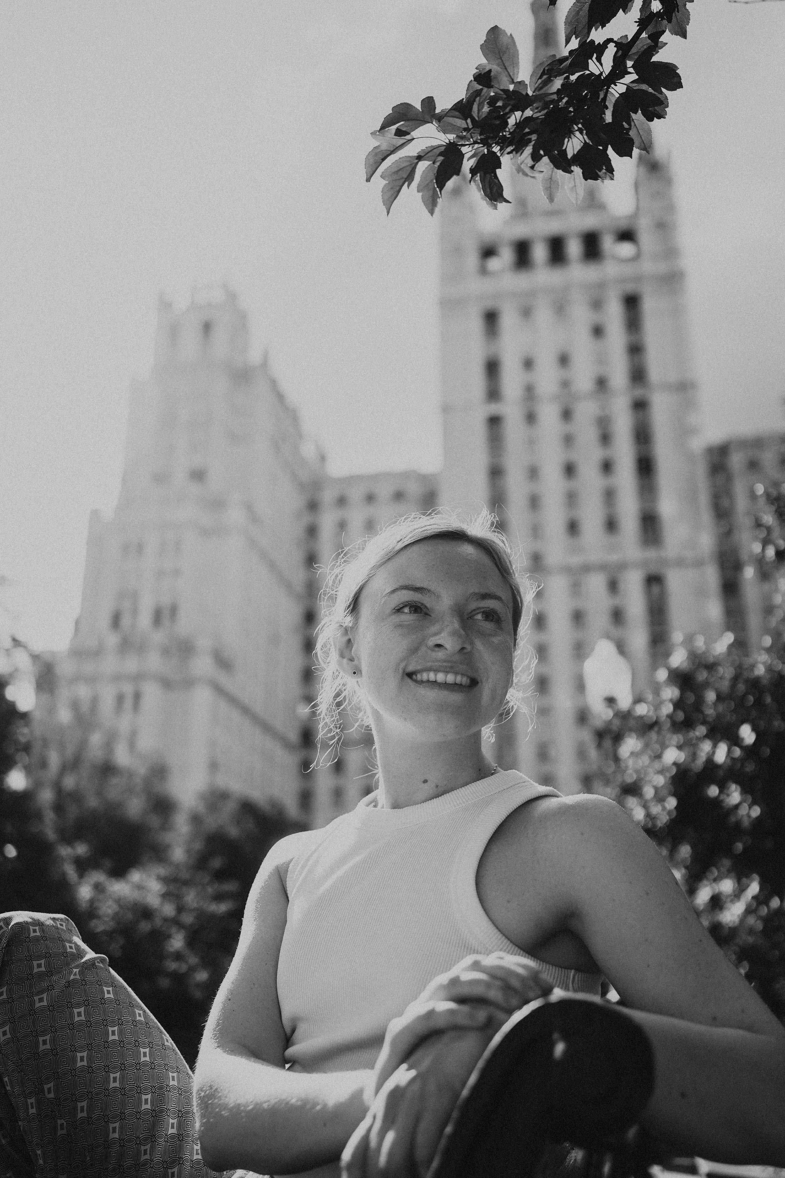 Девушка по городу шагает босиком. Фотограф Наталья Колганова