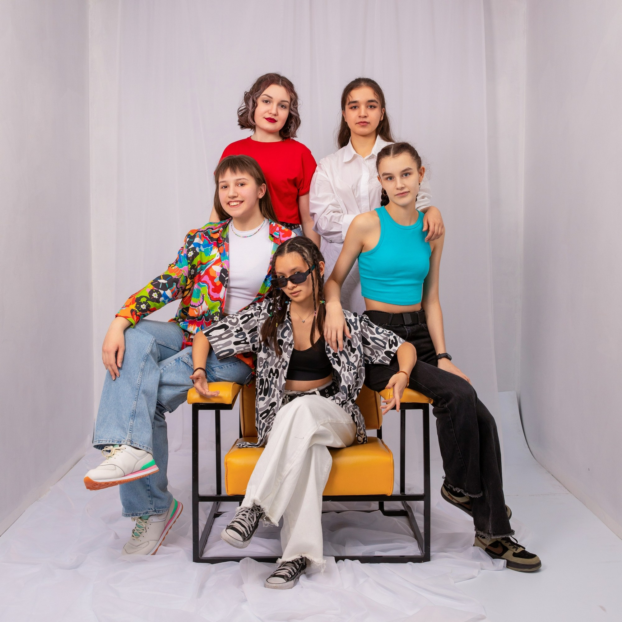 Фотосессия для выпускного альбома в студии: 72 школа 11б. СИГМА | Студия выпускных альбомов Красноярск