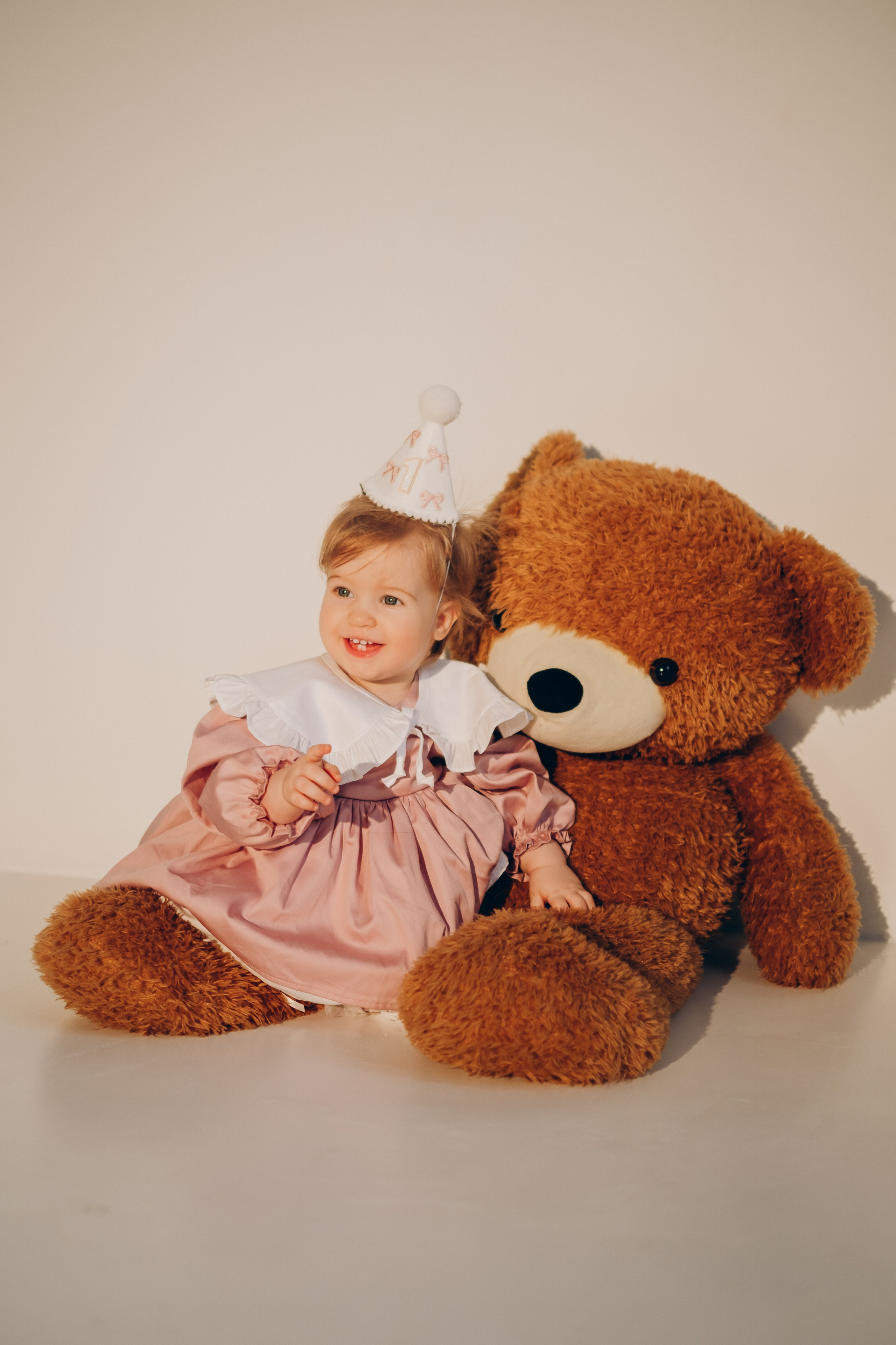 Фотосессия «День рождения» в минималистичной студии. Фотограф Новосибирск Анна Рождественская