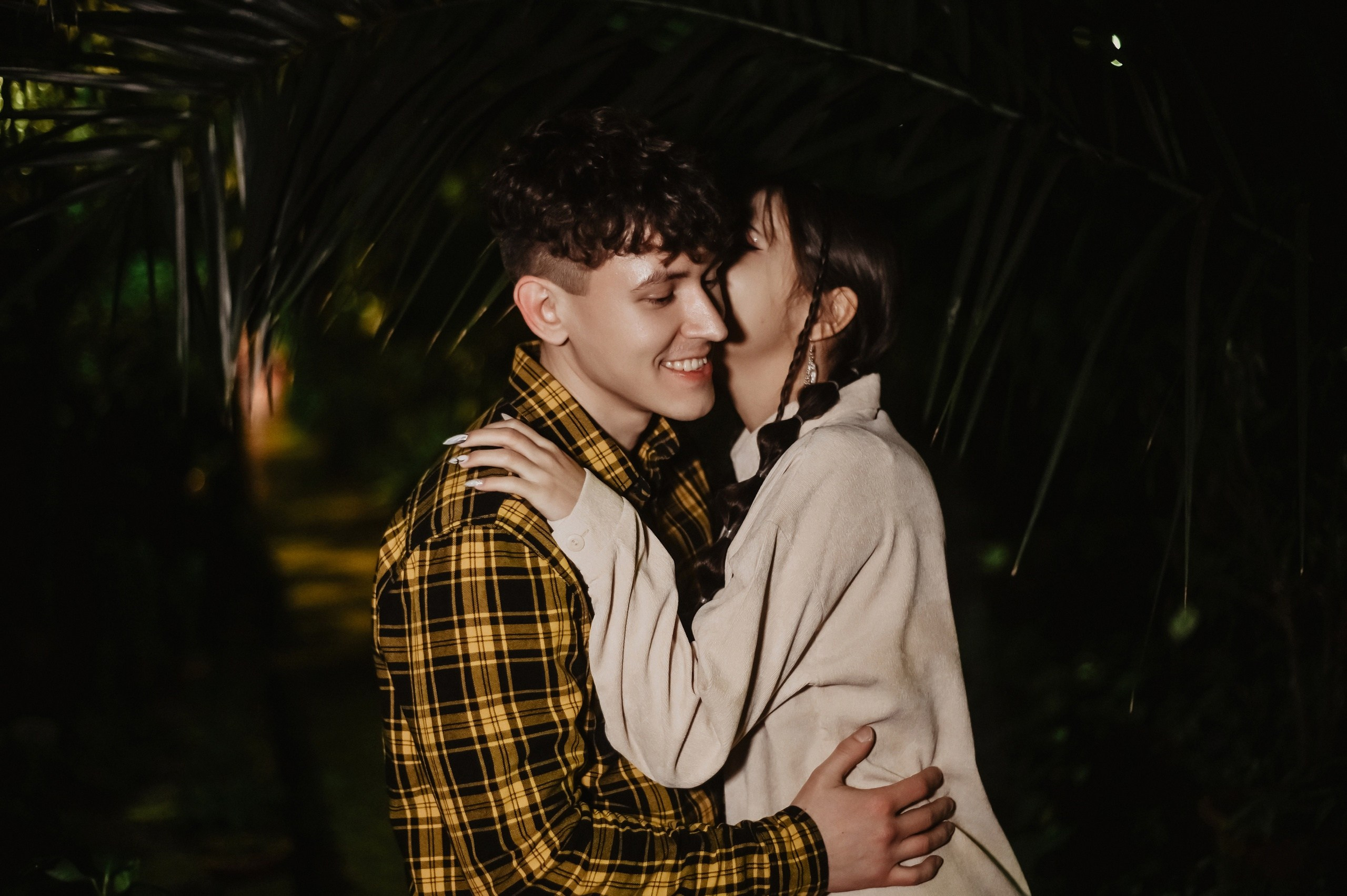 «Предложение руки и сердца» в ботаническом саду вечером. Семейный и свадебный фотограф в г. Уфа Динара