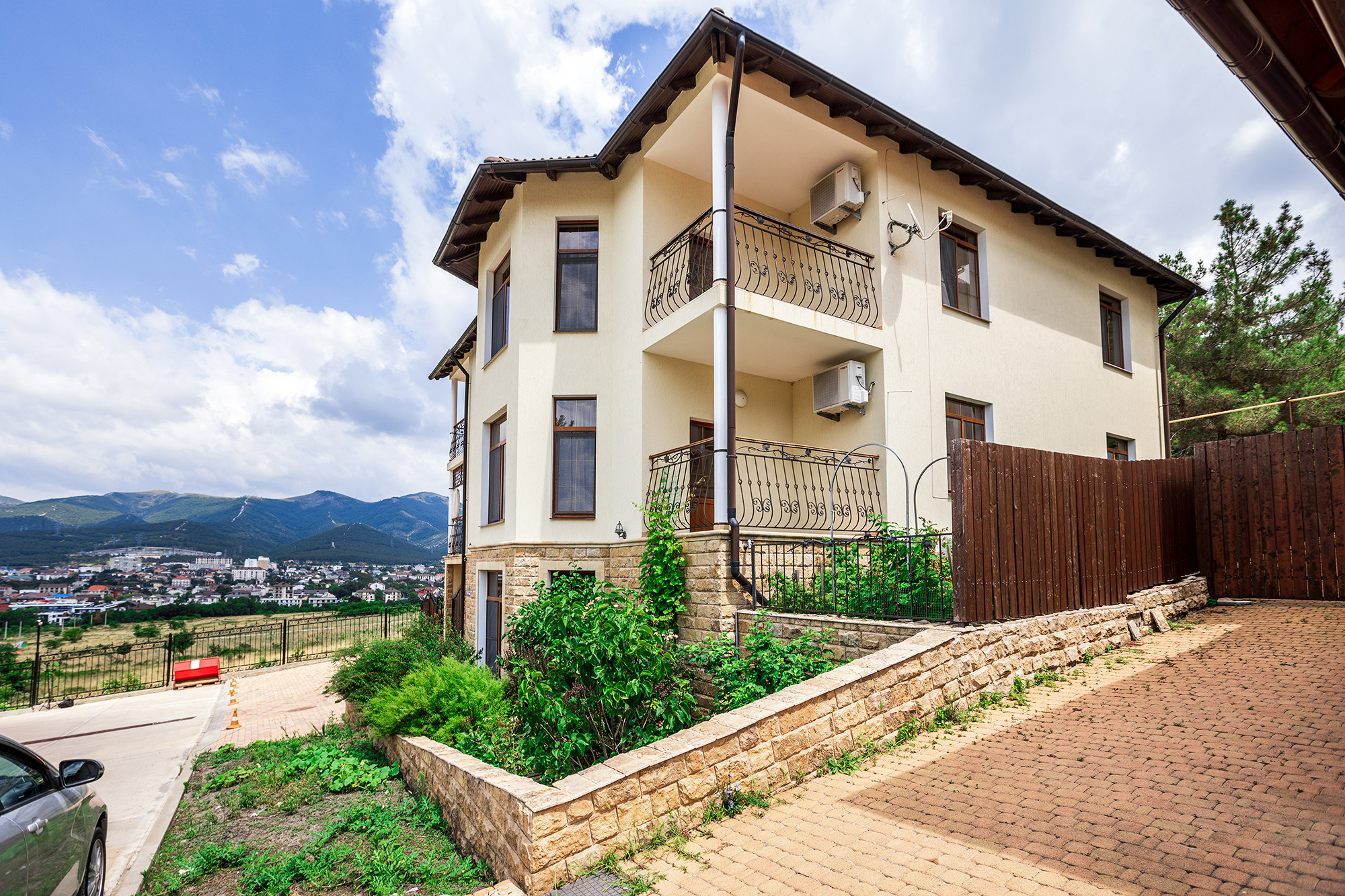 Супер коттедж с красивым видом на Новороссийск. Село Кабардинка. Фотограф Александр Трихонюк. Фото недвижимости в Геленджике