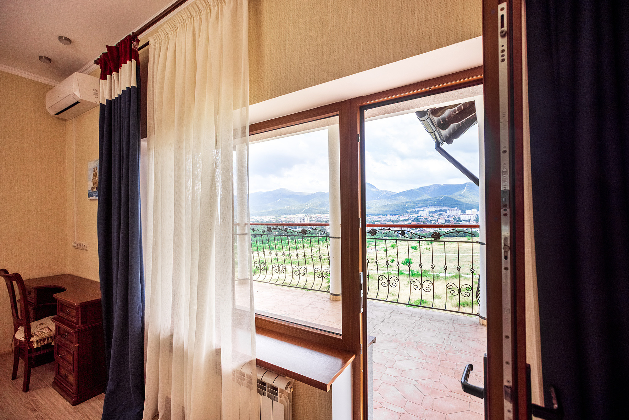 Супер коттедж с красивым видом на Новороссийск. Село Кабардинка. Фотограф Александр Трихонюк. Фото недвижимости в Геленджике