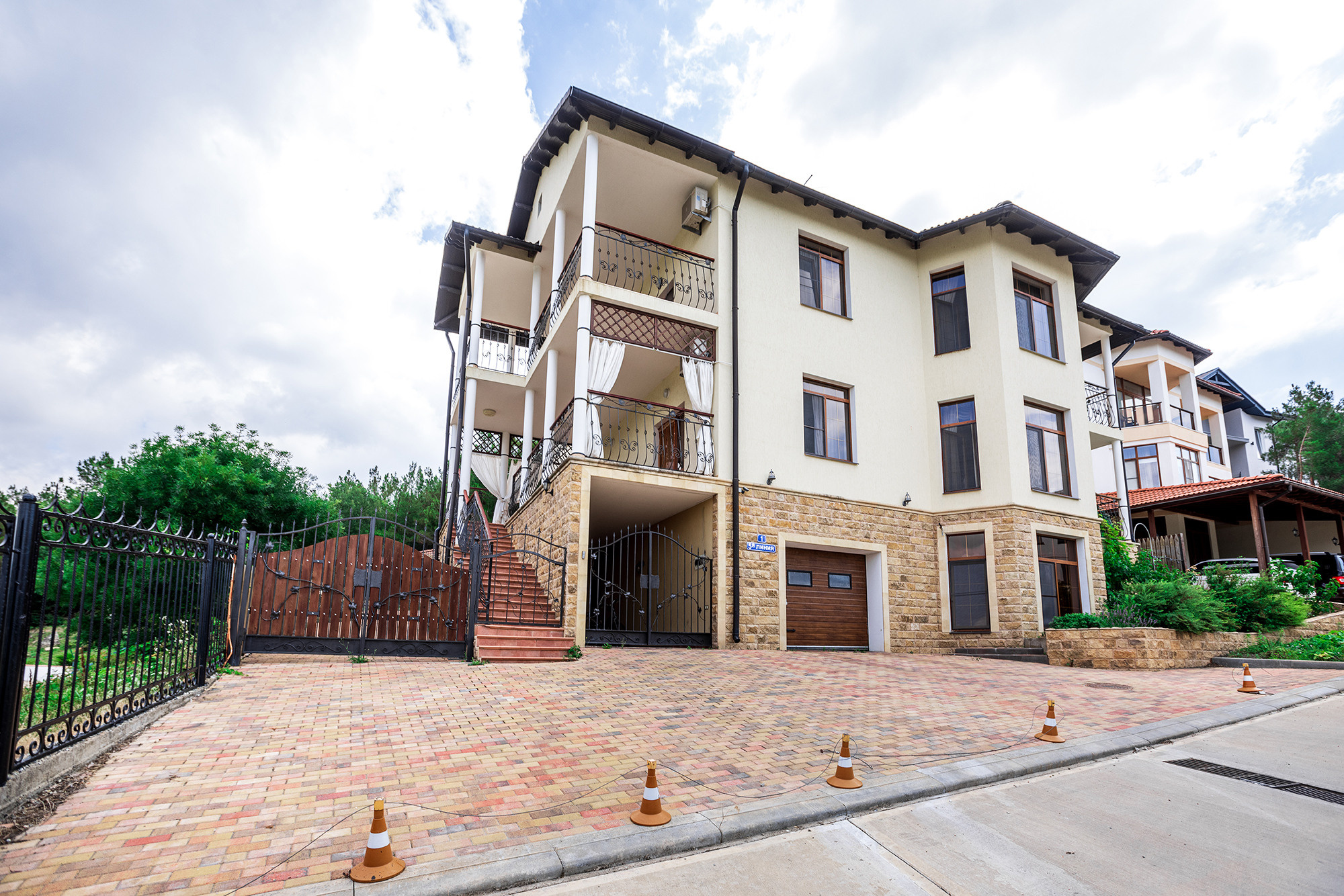 Супер коттедж с красивым видом на Новороссийск. Село Кабардинка. Фотограф Александр Трихонюк. Фото недвижимости в Геленджике