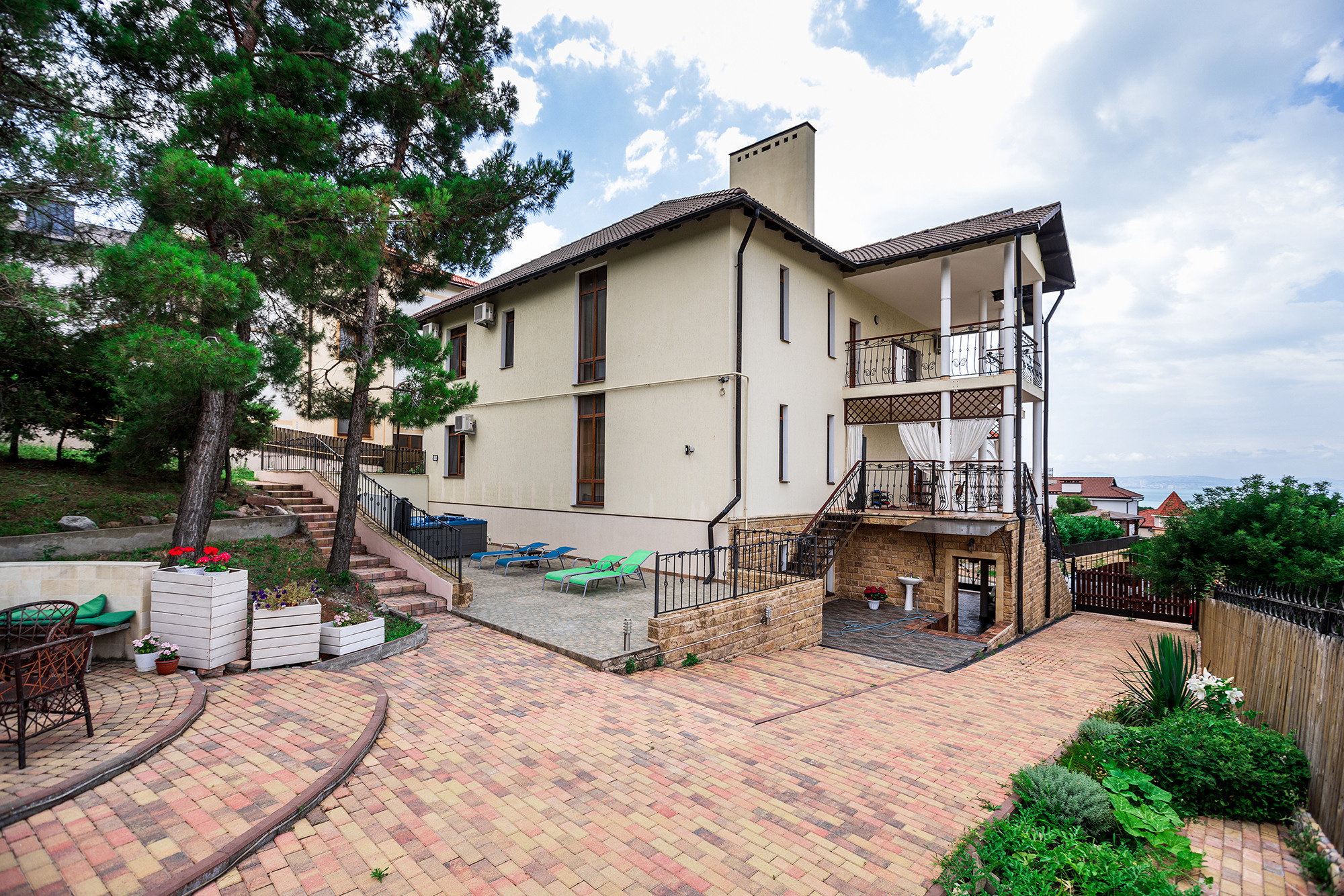 Супер коттедж с красивым видом на Новороссийск. Село Кабардинка. Фотограф Александр Трихонюк. Фото недвижимости в Геленджике