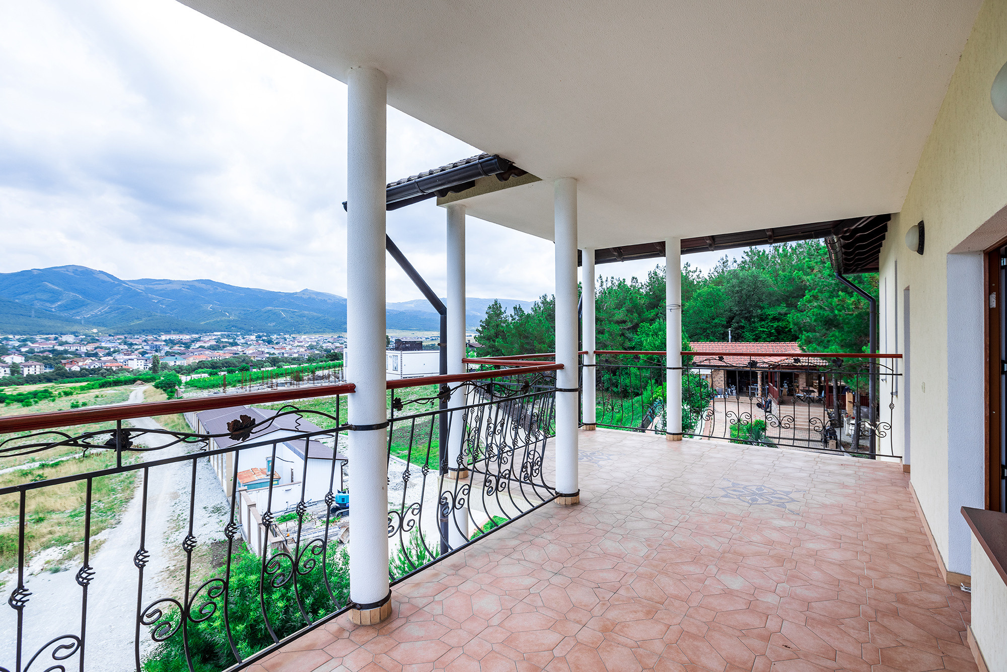 Супер коттедж с красивым видом на Новороссийск. Село Кабардинка. Фотограф Александр Трихонюк. Фото недвижимости в Геленджике