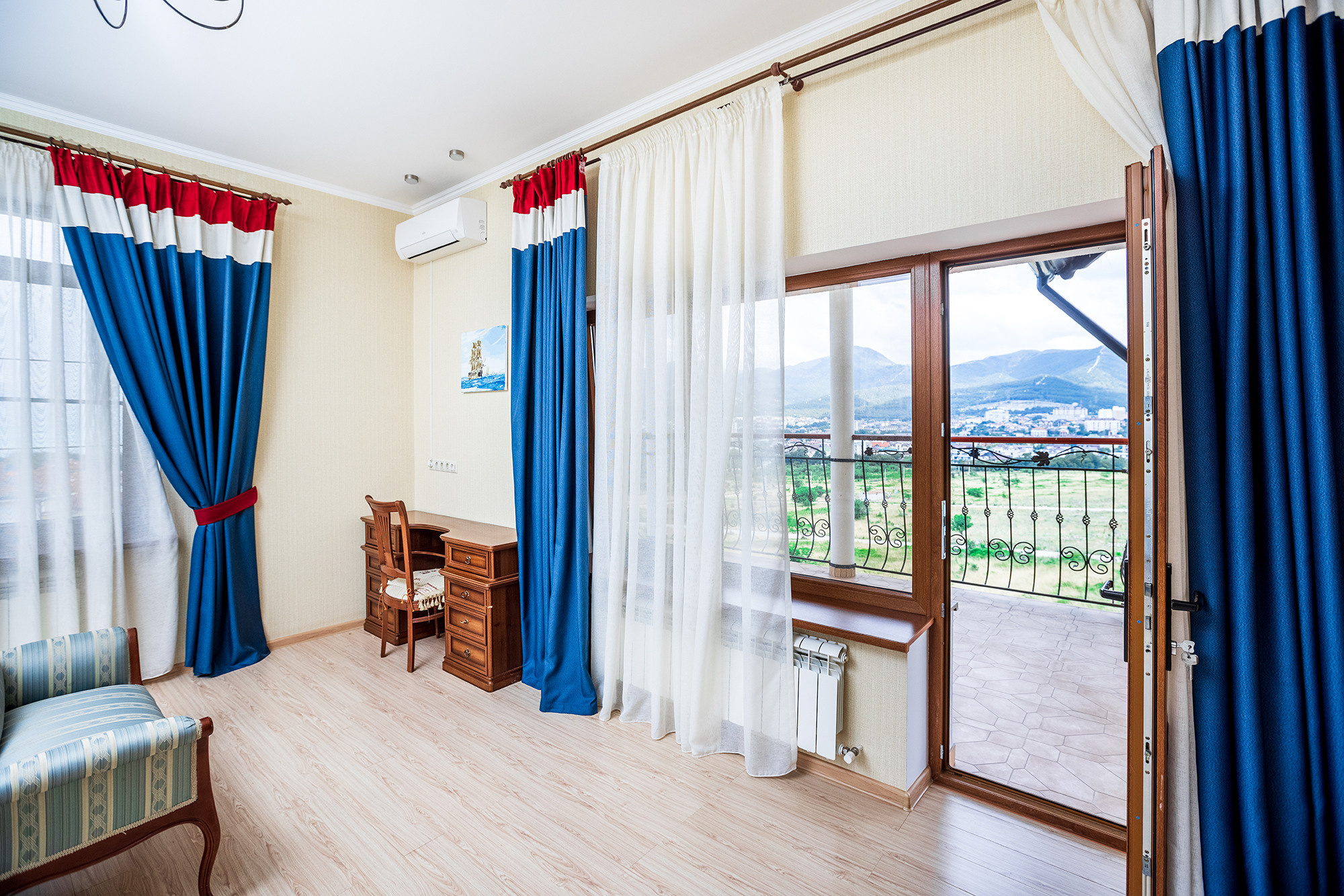 Супер коттедж с красивым видом на Новороссийск. Село Кабардинка. Фотограф Александр Трихонюк. Фото недвижимости в Геленджике