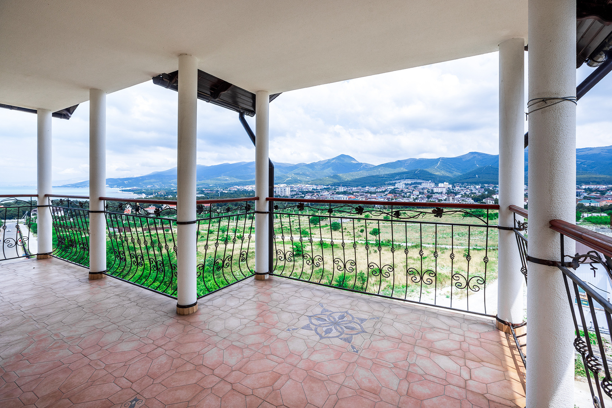 Супер коттедж с красивым видом на Новороссийск. Село Кабардинка. Фотограф Александр Трихонюк. Фото недвижимости в Геленджике