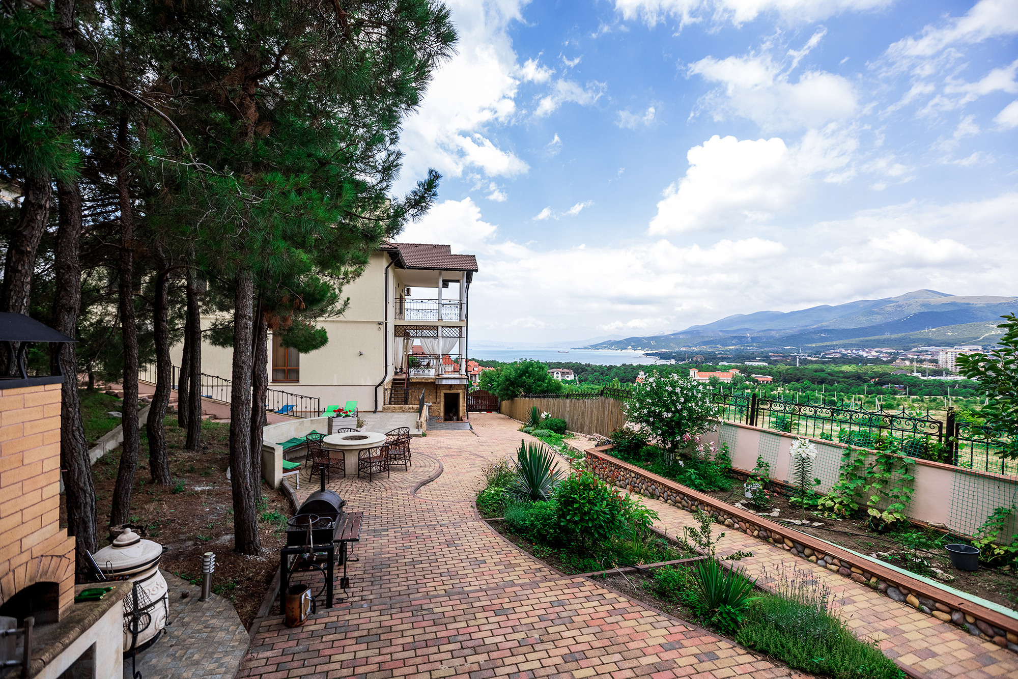 Супер коттедж с красивым видом на Новороссийск. Село Кабардинка. Фотограф Александр Трихонюк. Фото недвижимости в Геленджике