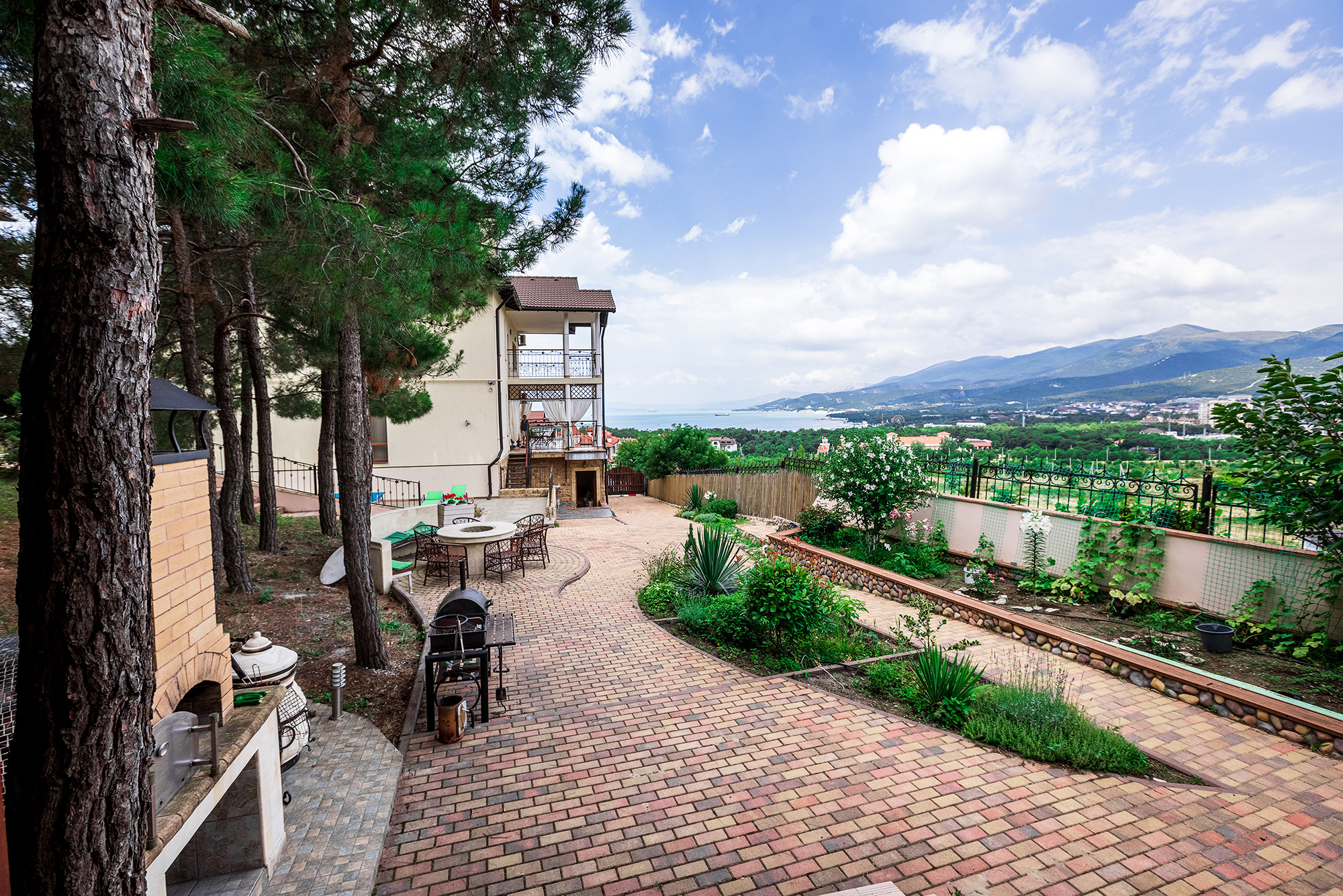 Супер коттедж с красивым видом на Новороссийск. Село Кабардинка. Фотограф Александр Трихонюк. Фото недвижимости в Геленджике