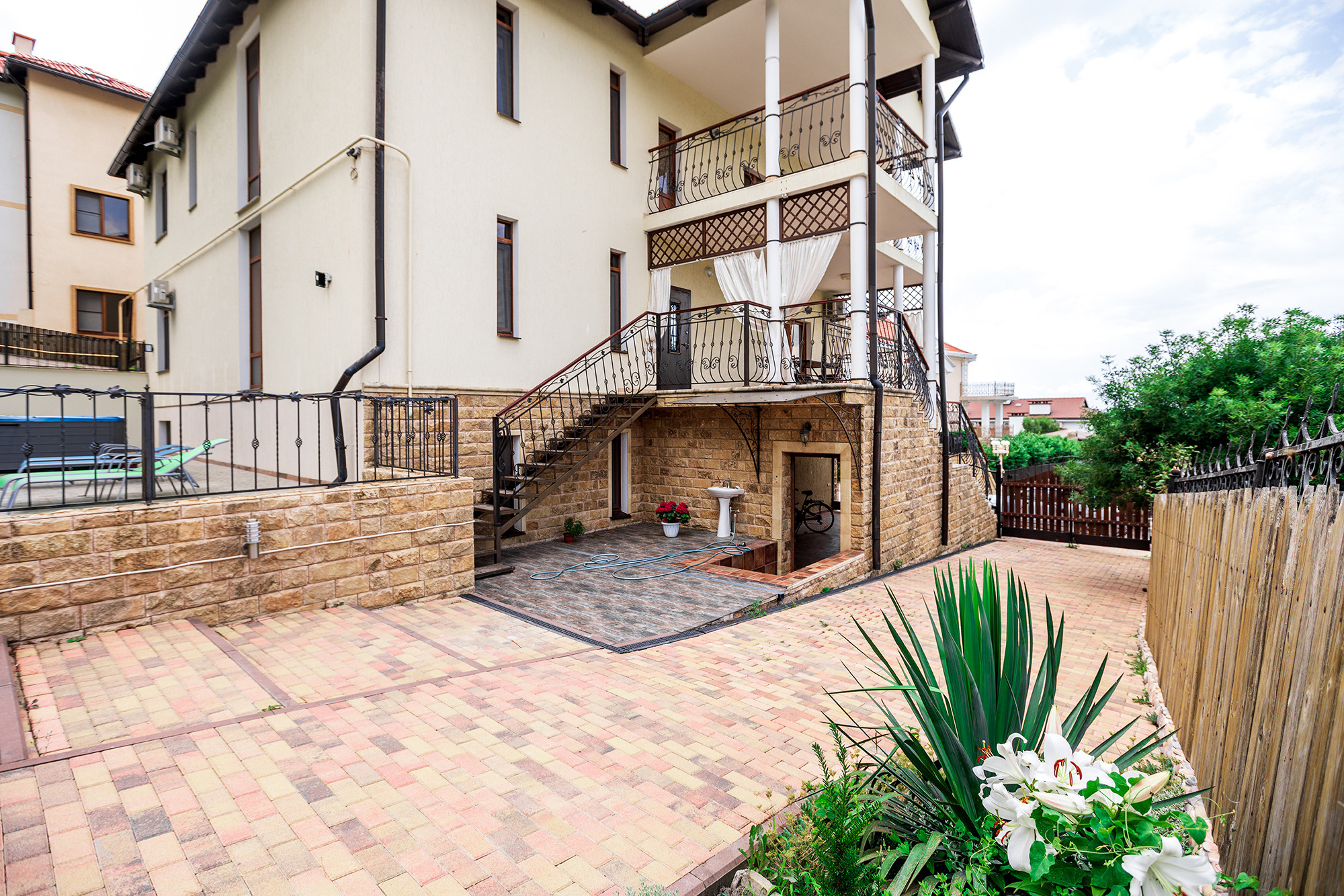 Супер коттедж с красивым видом на Новороссийск. Село Кабардинка. Фотограф Александр Трихонюк. Фото недвижимости в Геленджике