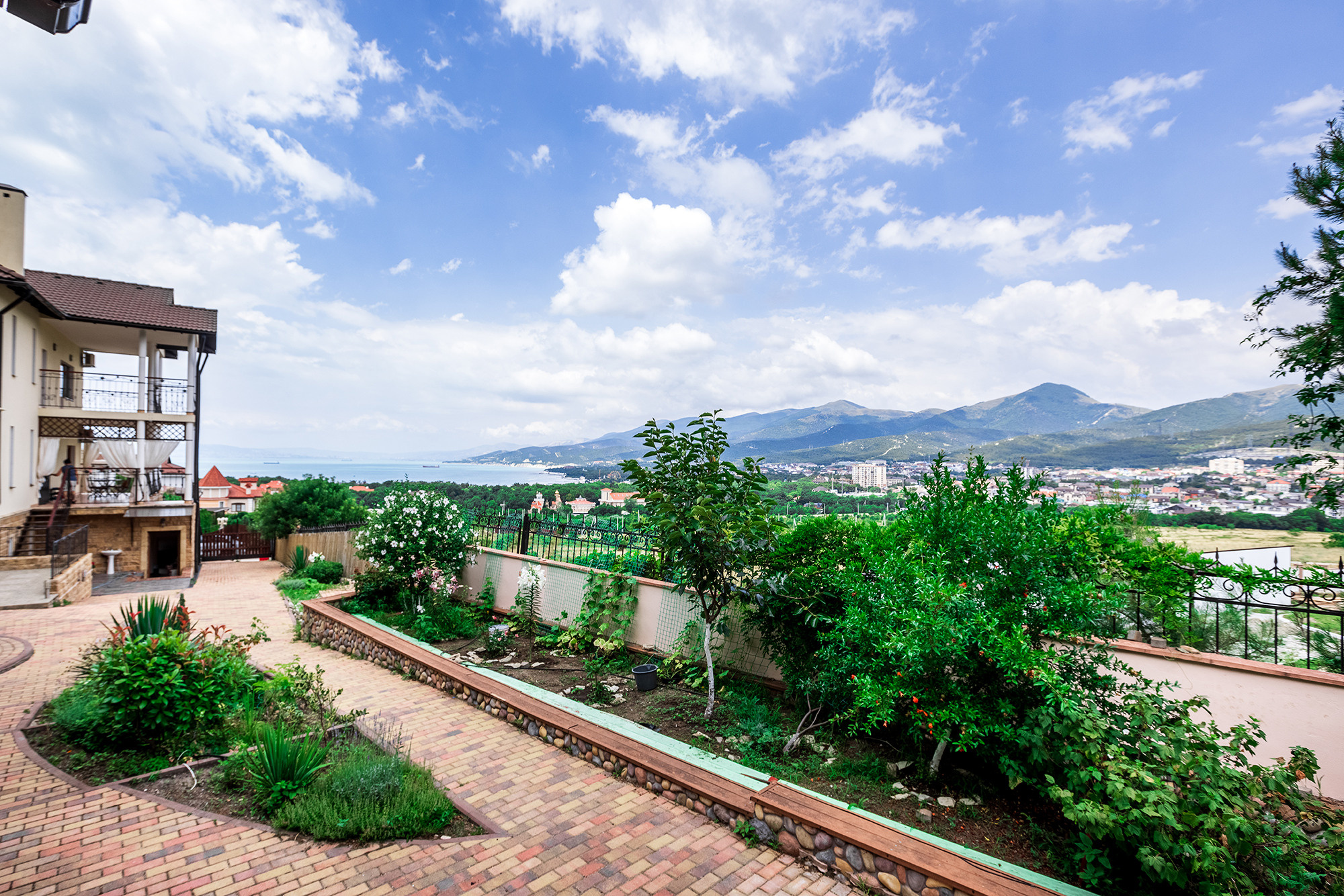Супер коттедж с красивым видом на Новороссийск. Село Кабардинка. Фотограф Александр Трихонюк. Фото недвижимости в Геленджике