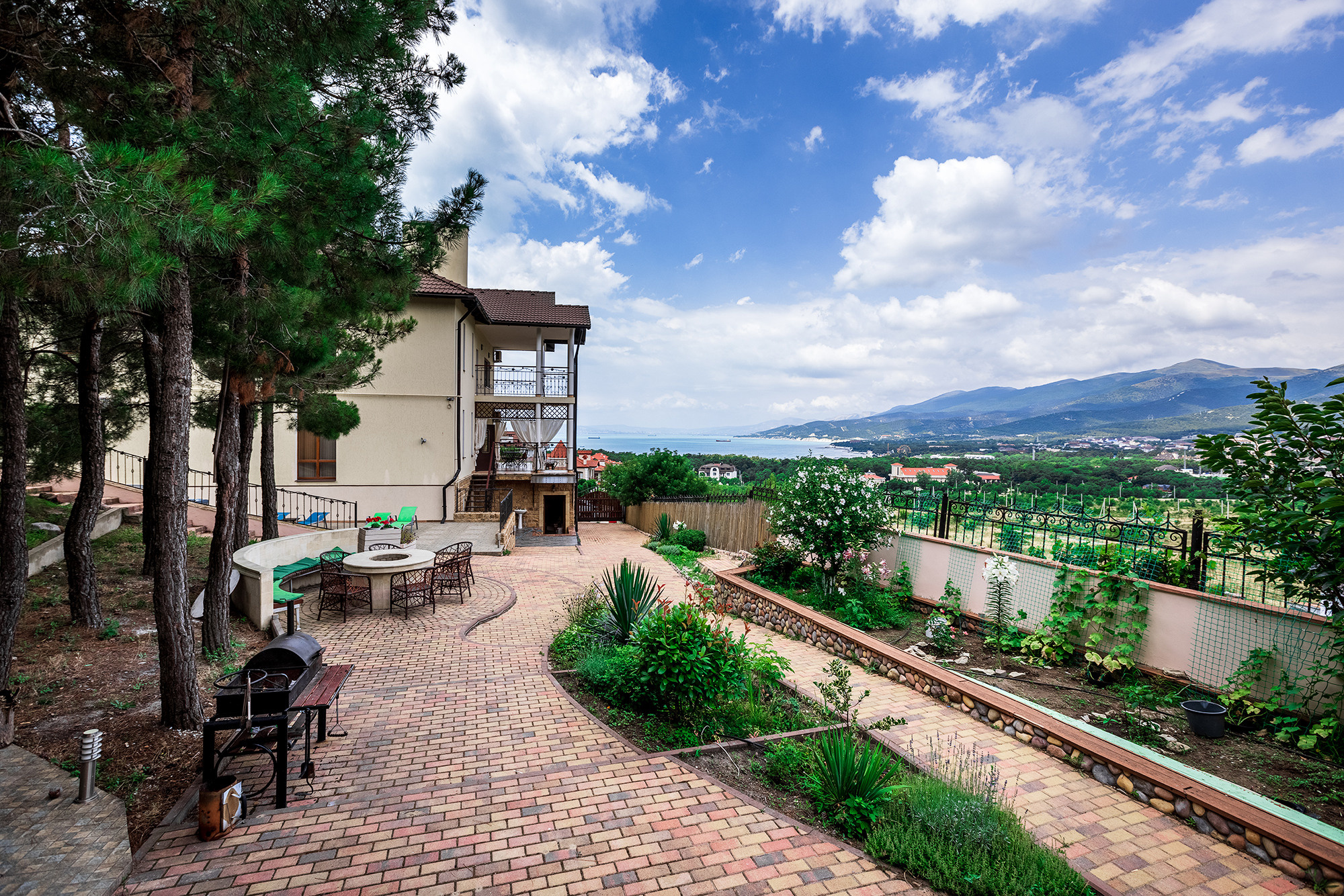 Супер коттедж с красивым видом на Новороссийск. Село Кабардинка. Фотограф Александр Трихонюк. Фото недвижимости в Геленджике