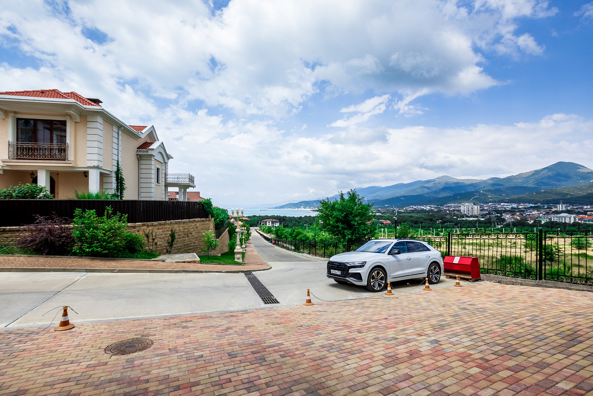 Супер коттедж с красивым видом на Новороссийск. Село Кабардинка. Фотограф Александр Трихонюк. Фото недвижимости в Геленджике