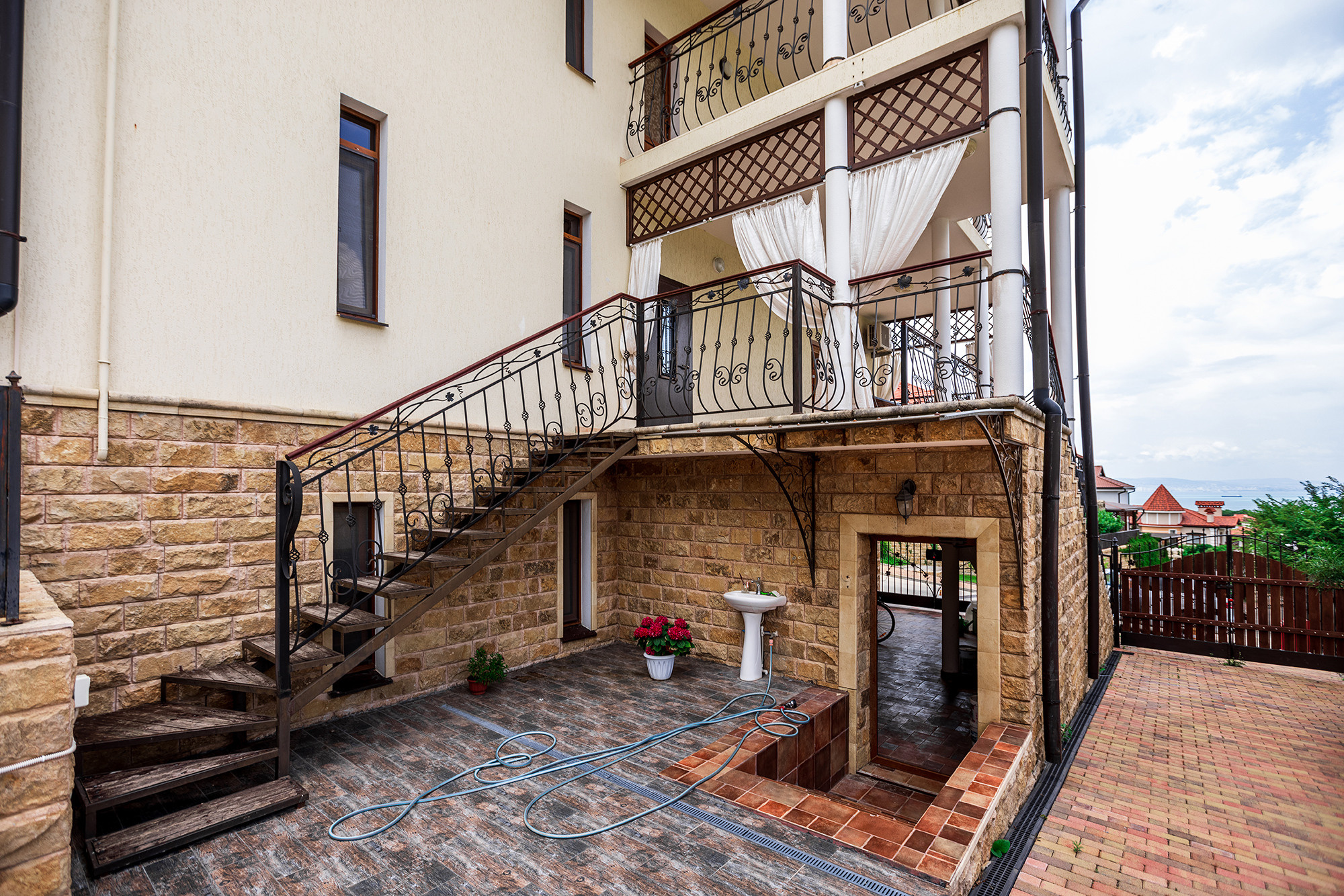 Супер коттедж с красивым видом на Новороссийск. Село Кабардинка. Фотограф Александр Трихонюк. Фото недвижимости в Геленджике