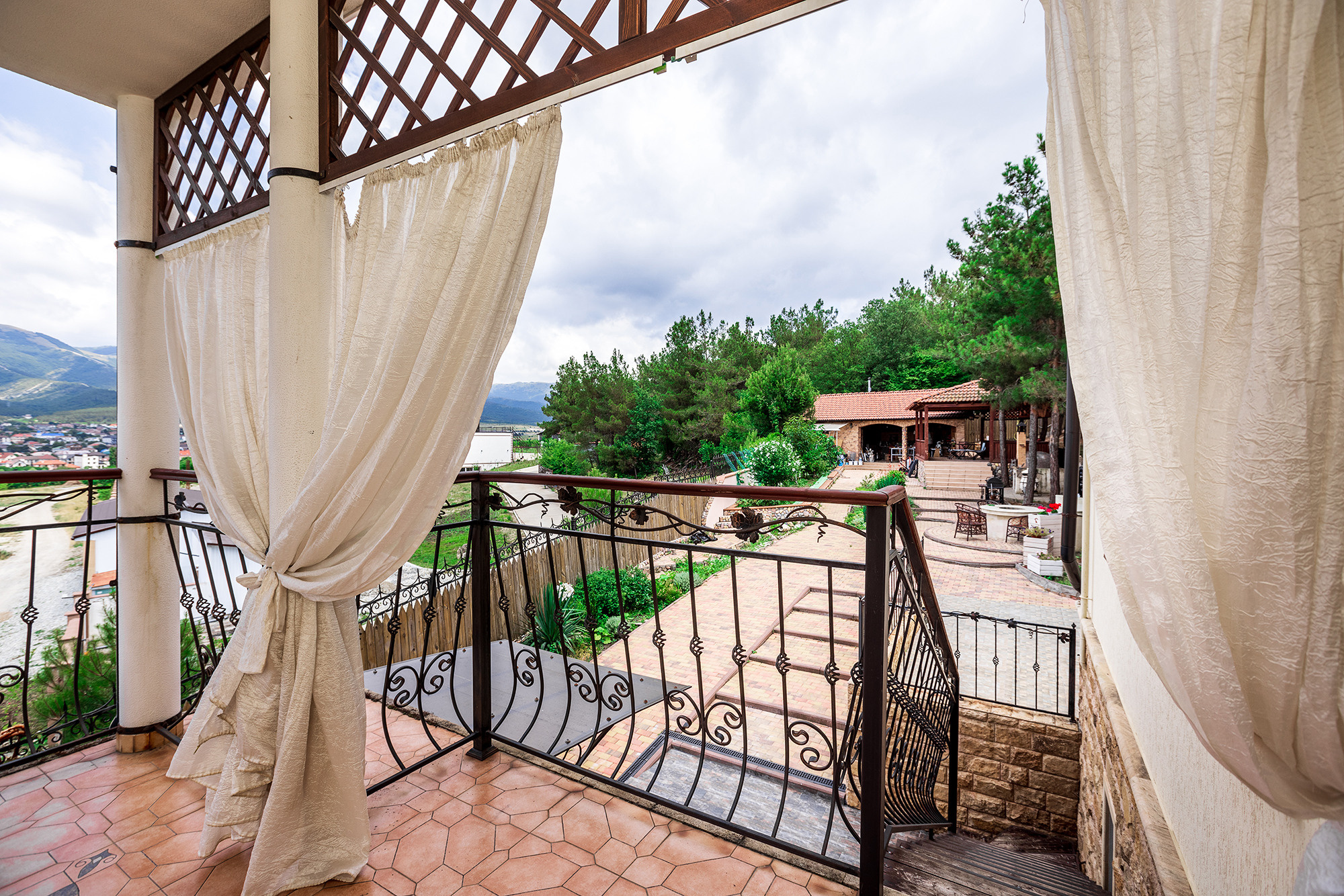 Супер коттедж с красивым видом на Новороссийск. Село Кабардинка. Фотограф Александр Трихонюк. Фото недвижимости в Геленджике