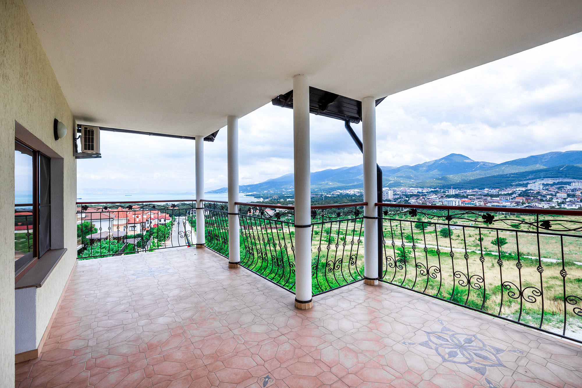 Супер коттедж с красивым видом на Новороссийск. Село Кабардинка. Фотограф Александр Трихонюк. Фото недвижимости в Геленджике