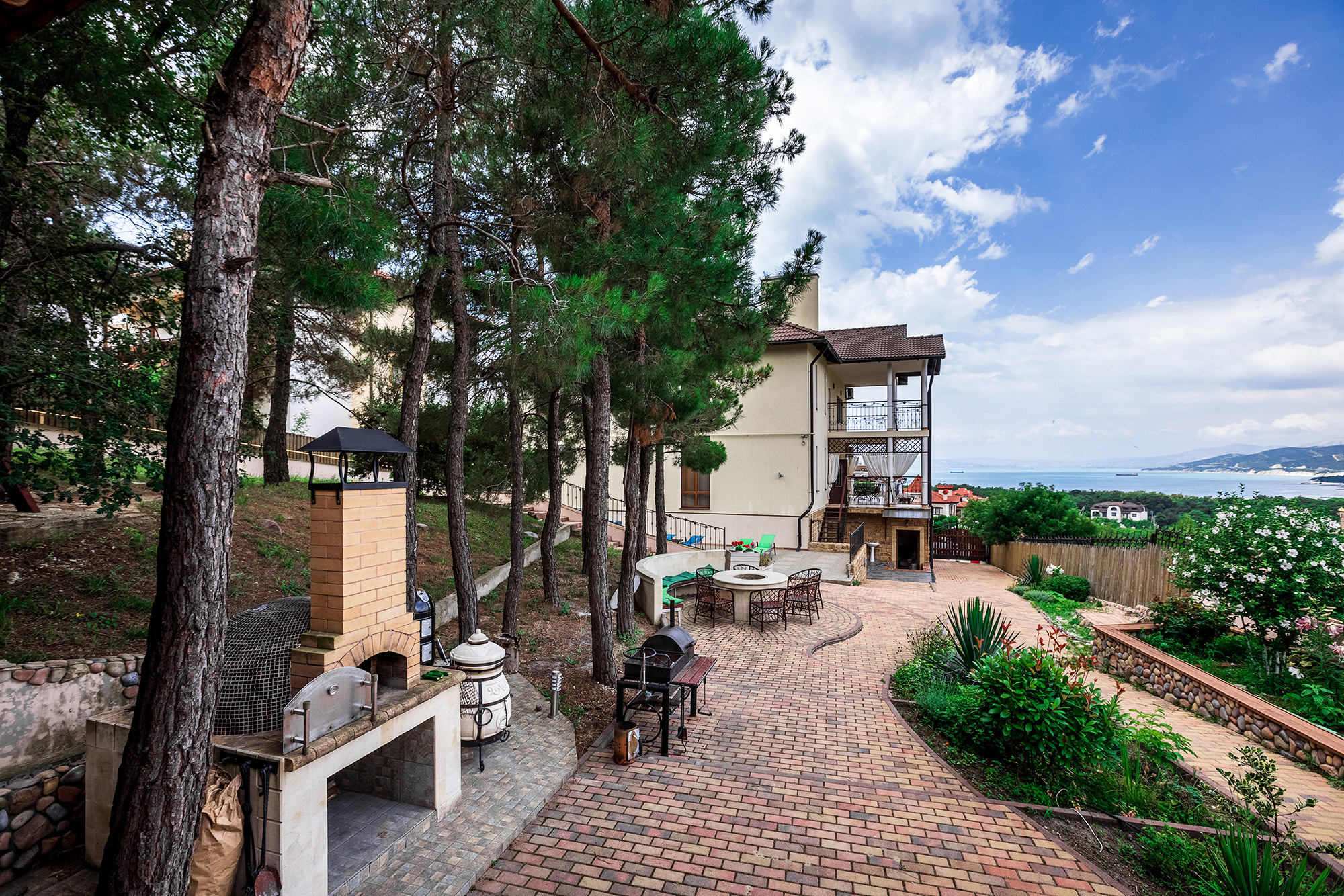 Супер коттедж с красивым видом на Новороссийск. Село Кабардинка. Фотограф Александр Трихонюк. Фото недвижимости в Геленджике