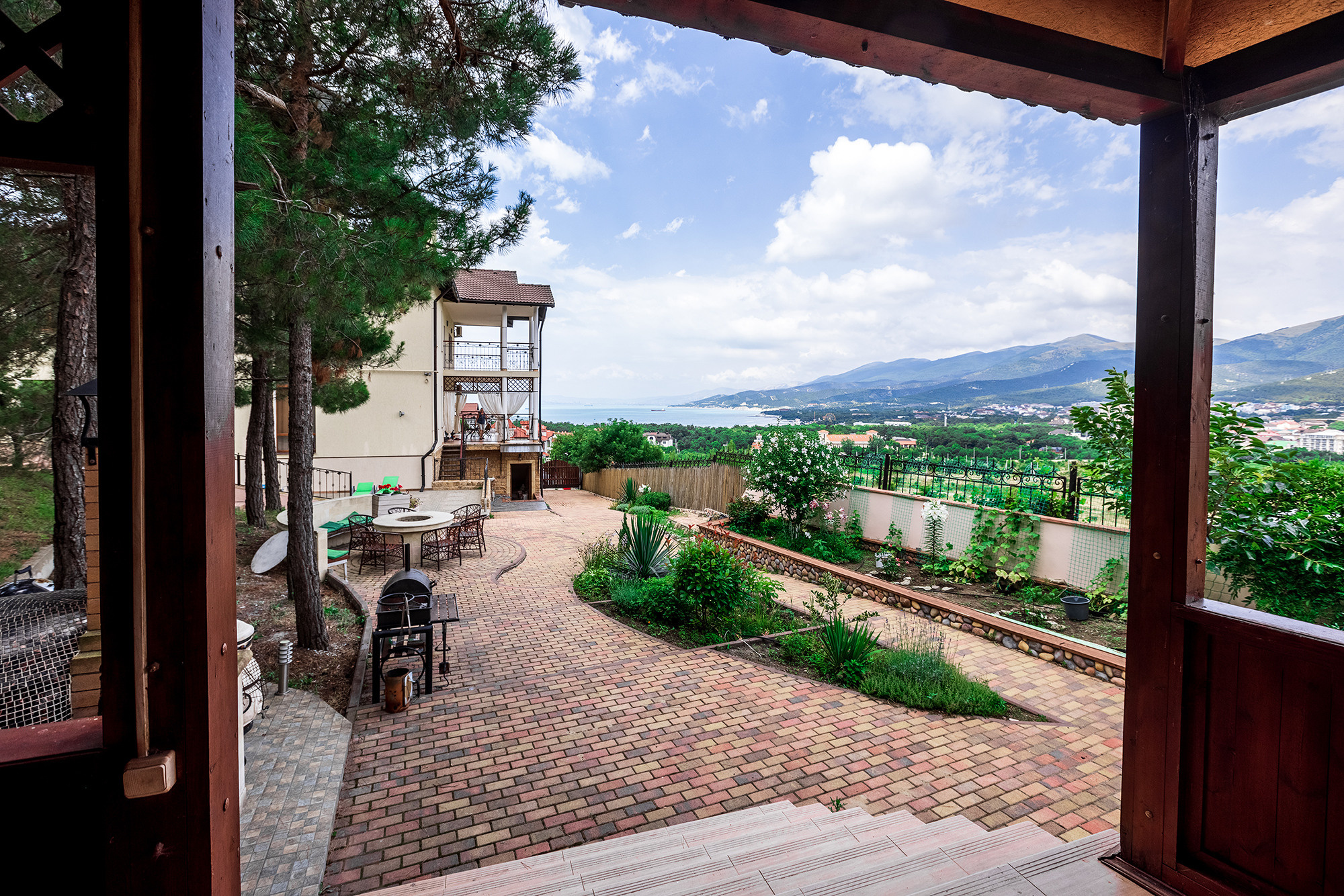 Супер коттедж с красивым видом на Новороссийск. Село Кабардинка. Фотограф Александр Трихонюк. Фото недвижимости в Геленджике