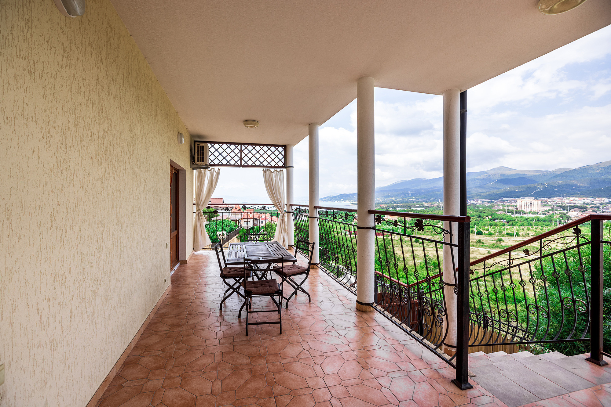 Супер коттедж с красивым видом на Новороссийск. Село Кабардинка. Фотограф Александр Трихонюк. Фото недвижимости в Геленджике