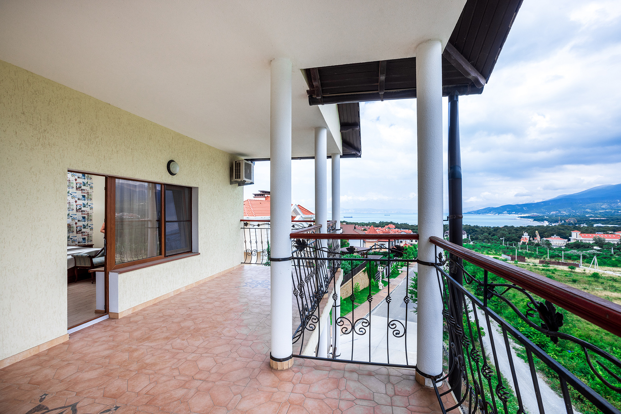 Супер коттедж с красивым видом на Новороссийск. Село Кабардинка. Фотограф Александр Трихонюк. Фото недвижимости в Геленджике