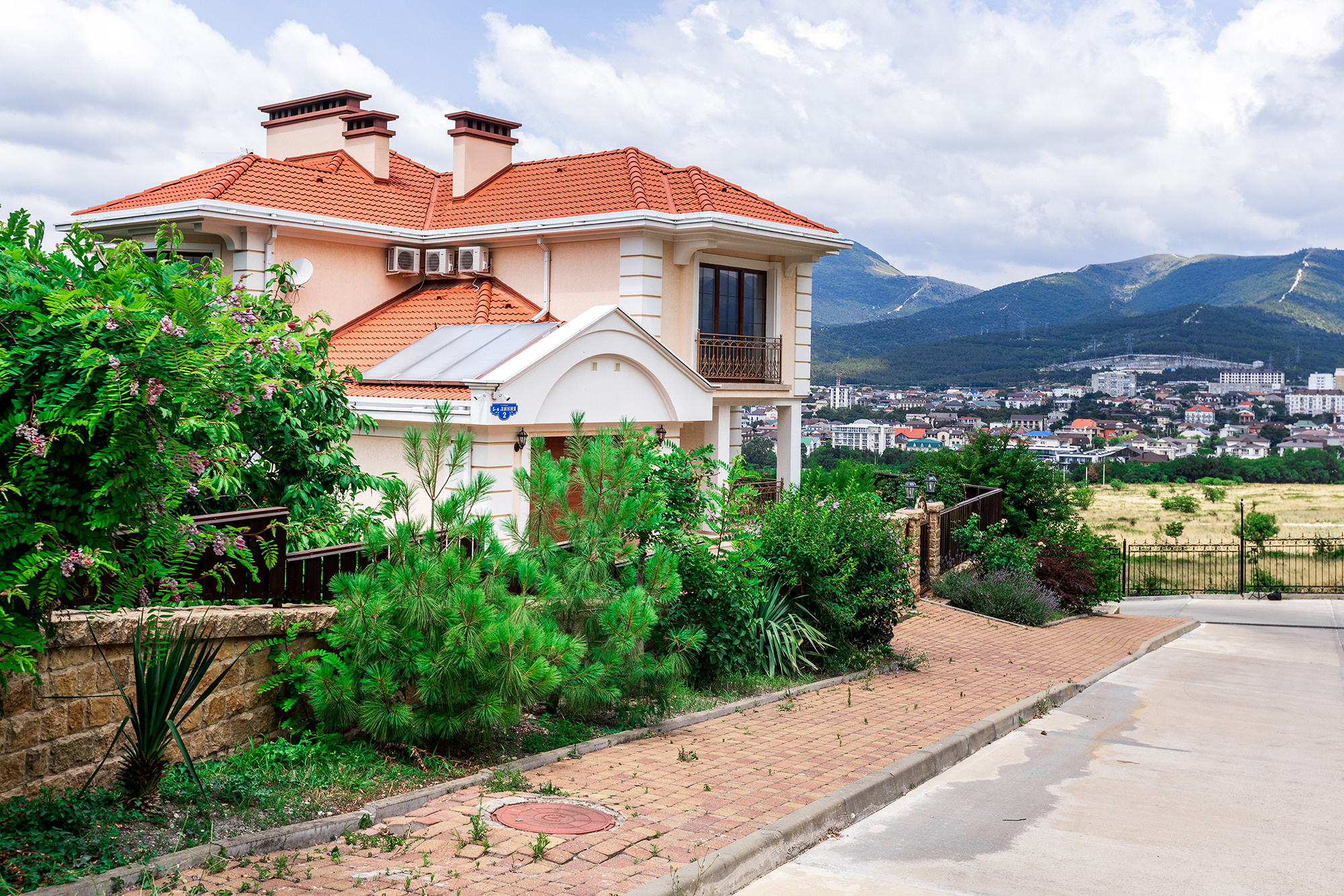 Супер коттедж с красивым видом на Новороссийск. Село Кабардинка. Фотограф Александр Трихонюк. Фото недвижимости в Геленджике