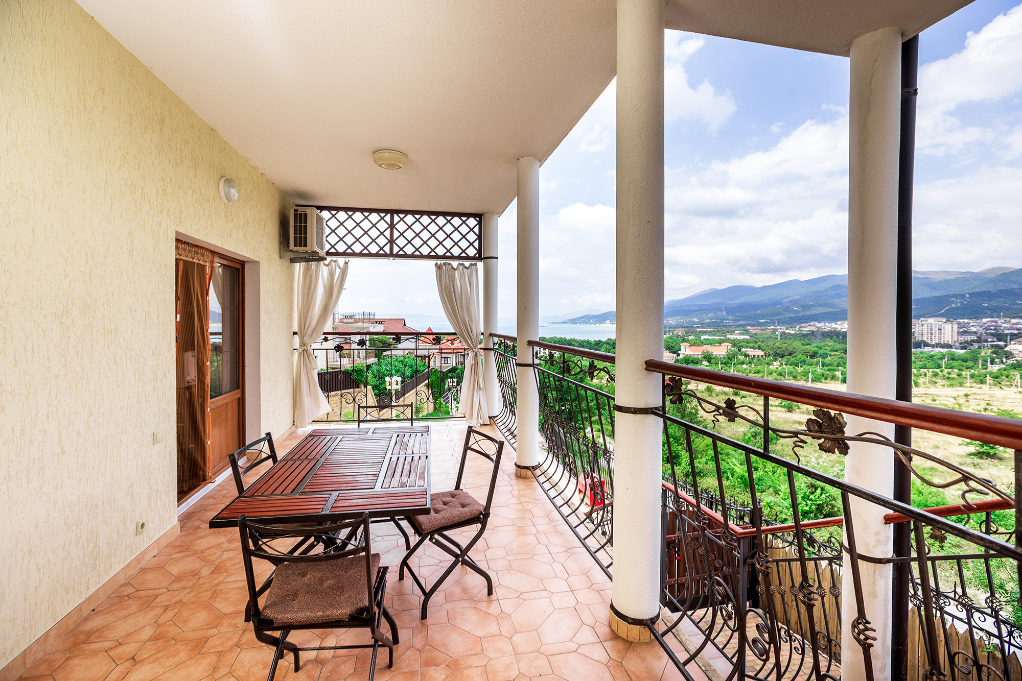 Супер коттедж с красивым видом на Новороссийск. Село Кабардинка. Фотограф Александр Трихонюк. Фото недвижимости в Геленджике