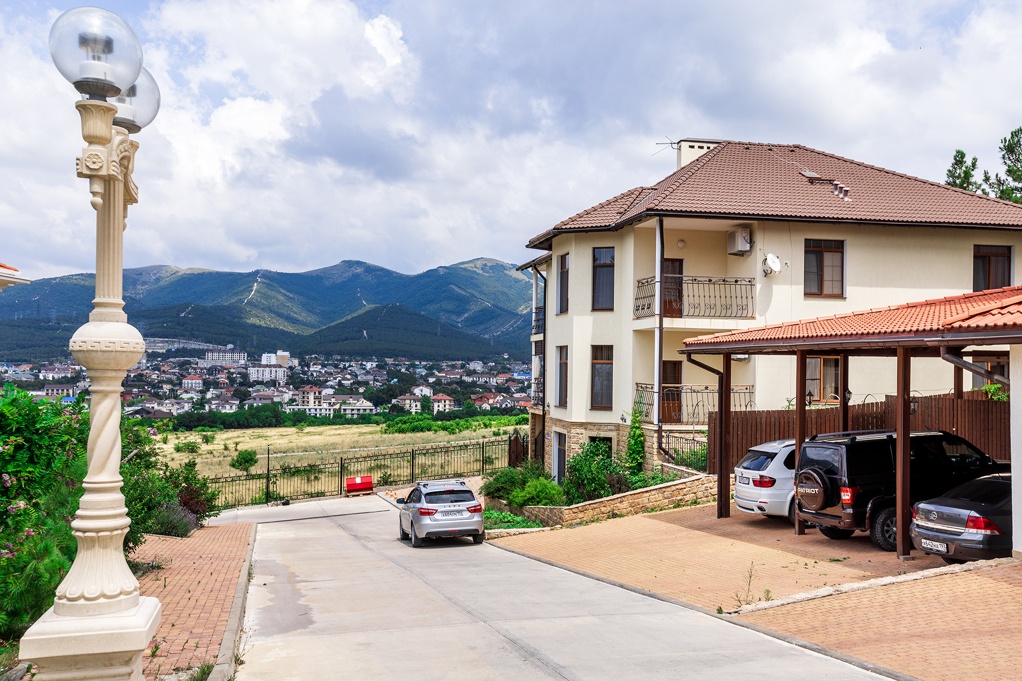 Супер коттедж с красивым видом на Новороссийск. Село Кабардинка. Фотограф Александр Трихонюк. Фото недвижимости в Геленджике