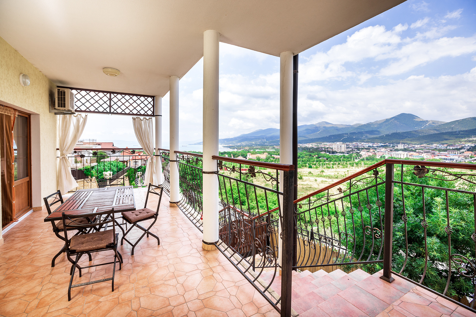 Супер коттедж с красивым видом на Новороссийск. Село Кабардинка. Фотограф Александр Трихонюк. Фото недвижимости в Геленджике