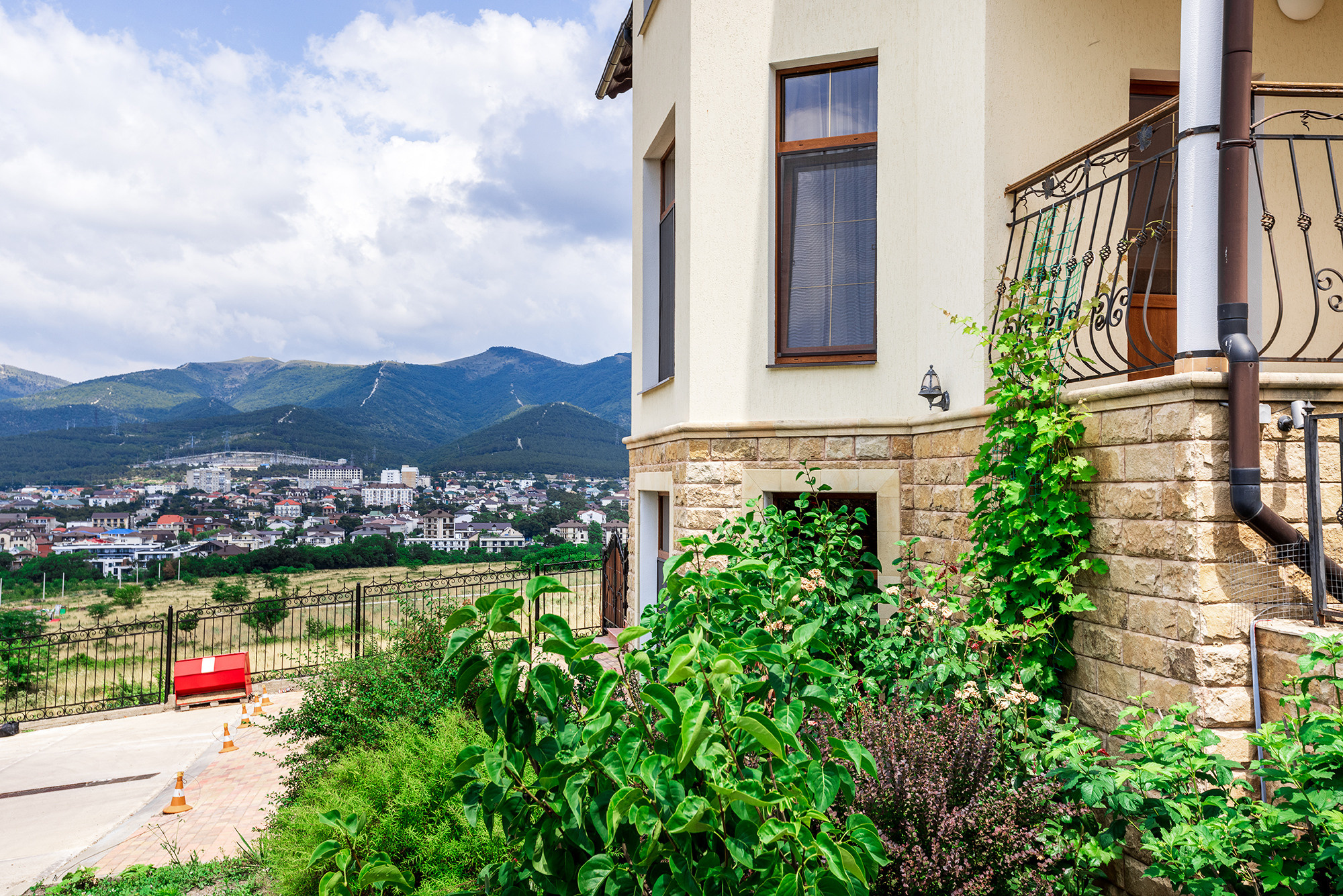 Супер коттедж с красивым видом на Новороссийск. Село Кабардинка. Фотограф Александр Трихонюк. Фото недвижимости в Геленджике