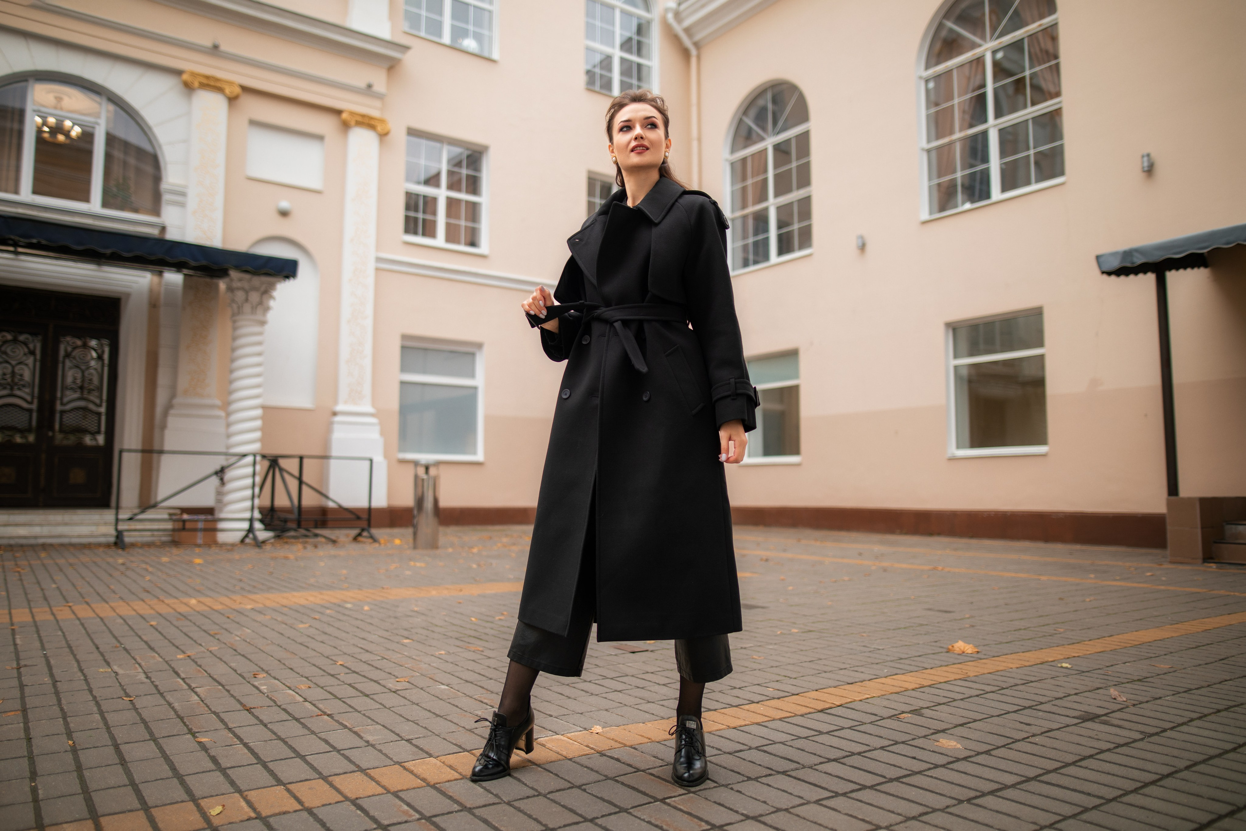 Студийный фотосет с Анастасией в минимальном интерьере в формате для «себя»