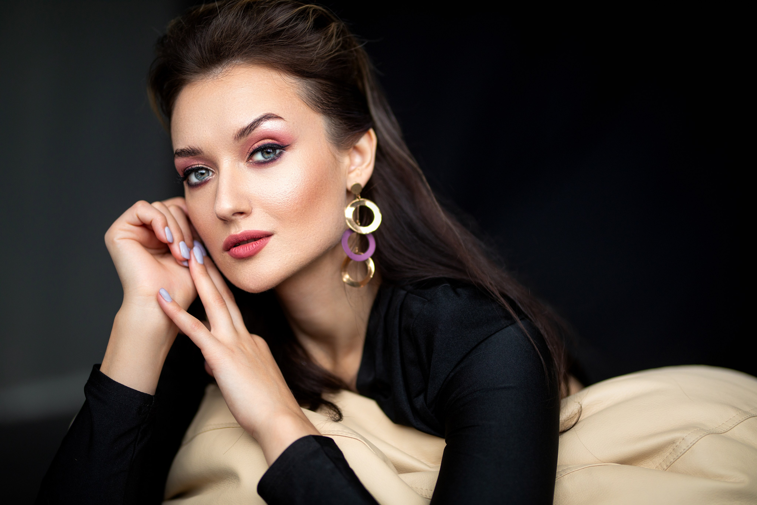 Студийный фотосет с Анастасией в минимальном интерьере в формате для «себя»