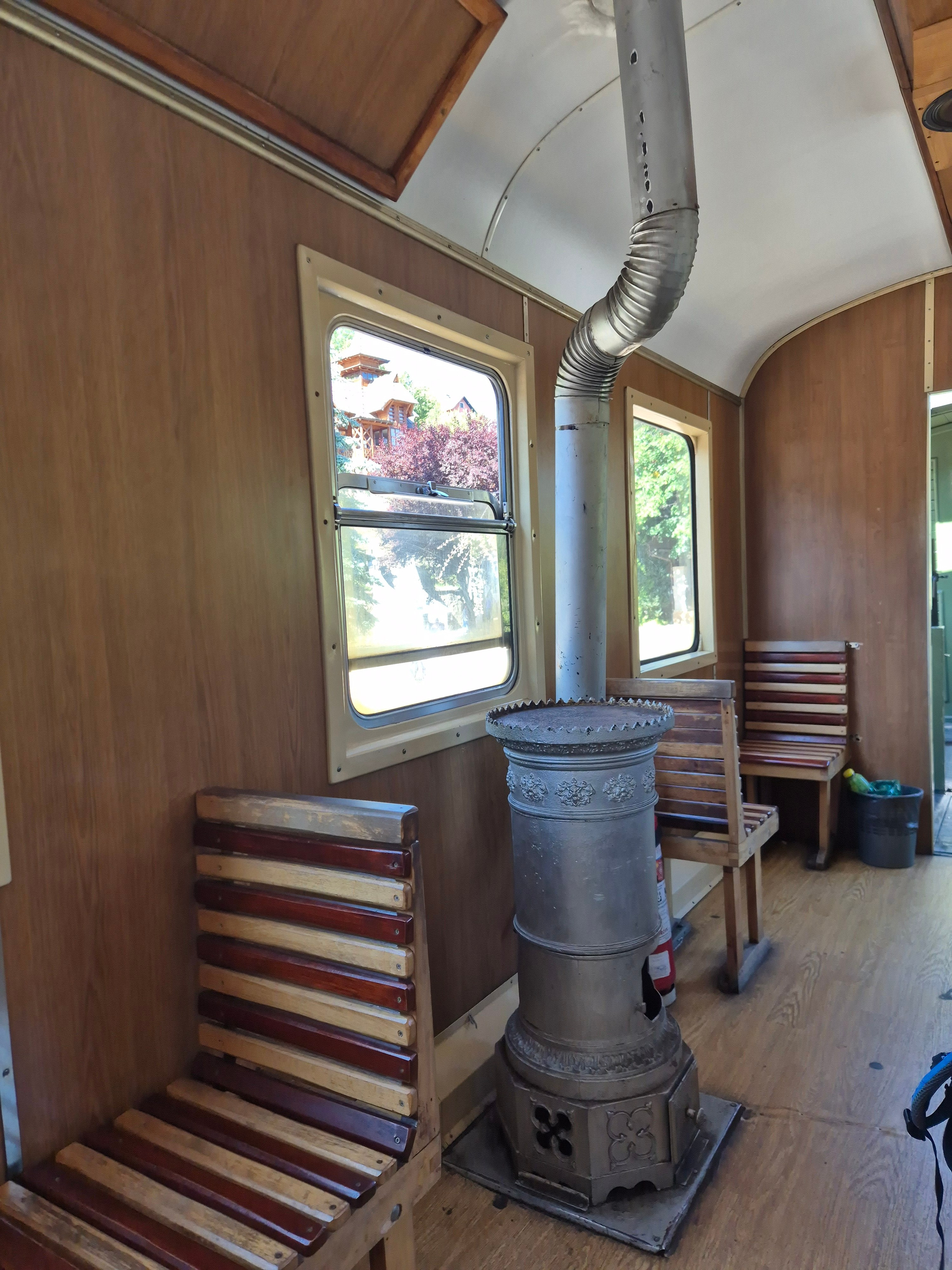 В день ходит три поезда, зимой - два по сокращенному маршруту