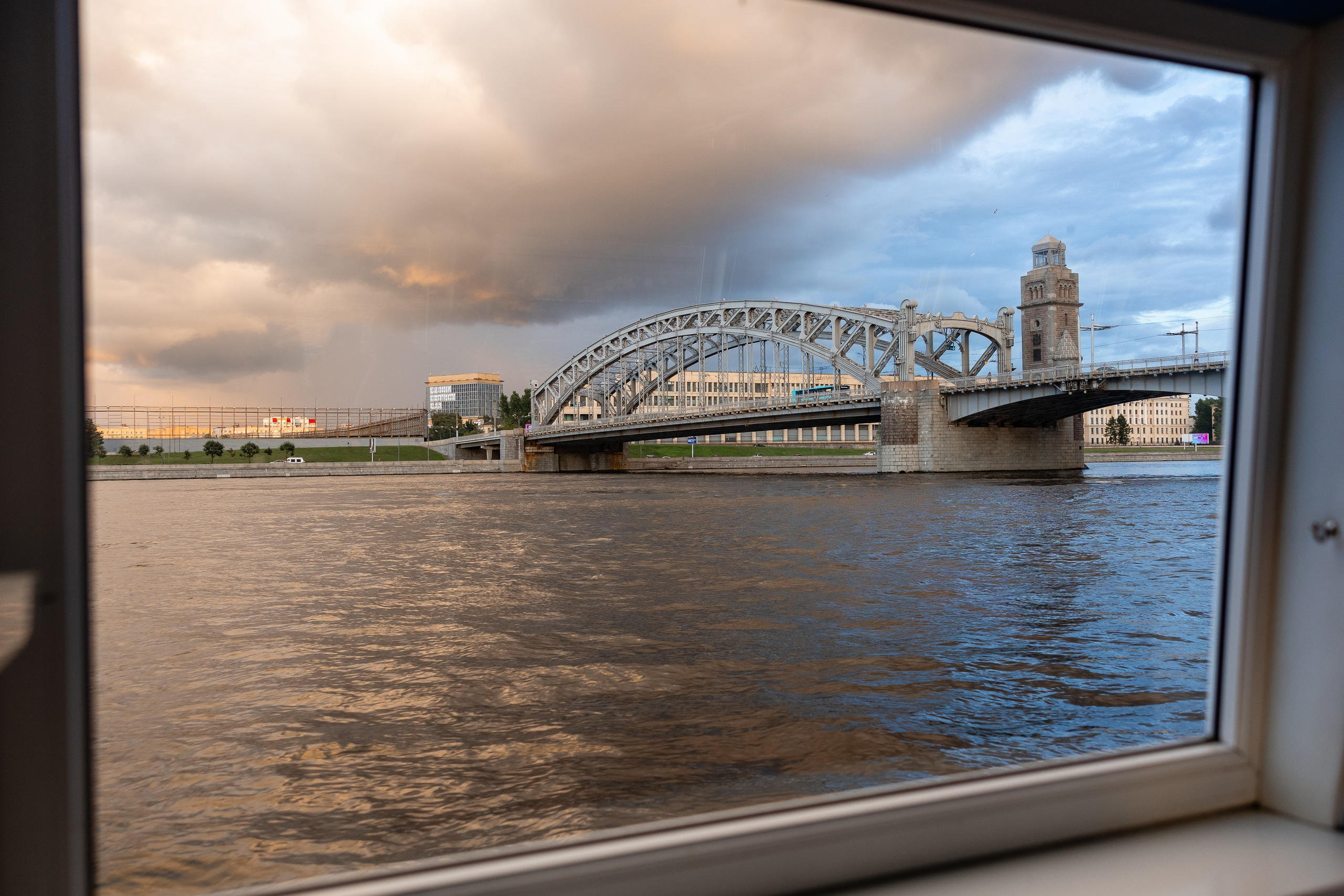 Мост через Неву, сфотографированный через окно теплохода