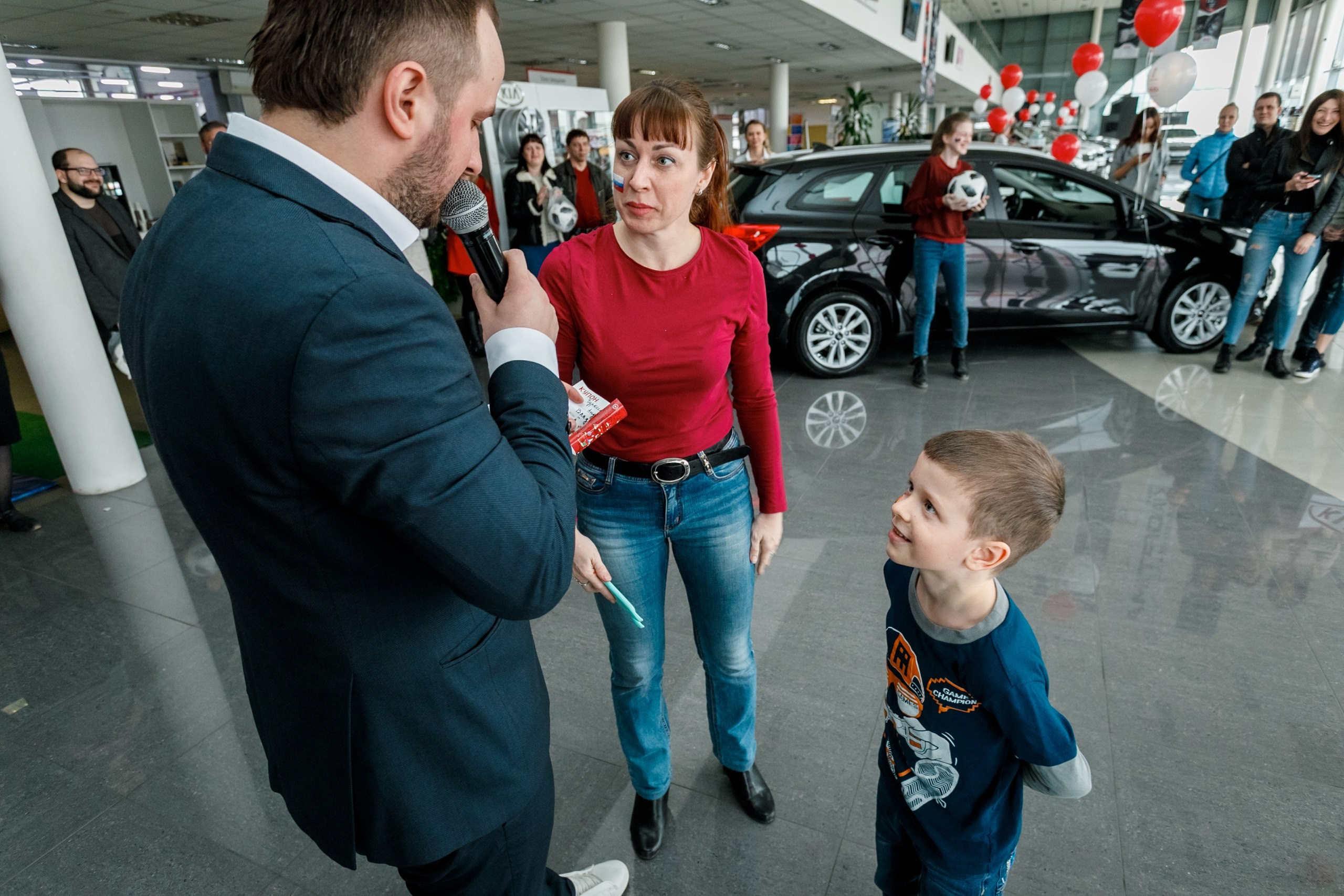 Розыгрыш билетов на ЧМ по футболу FIFA @ Киа Центр. Репортажный фотограф Максим Полянский. Москва, Санкт-Петербург, Красноярск