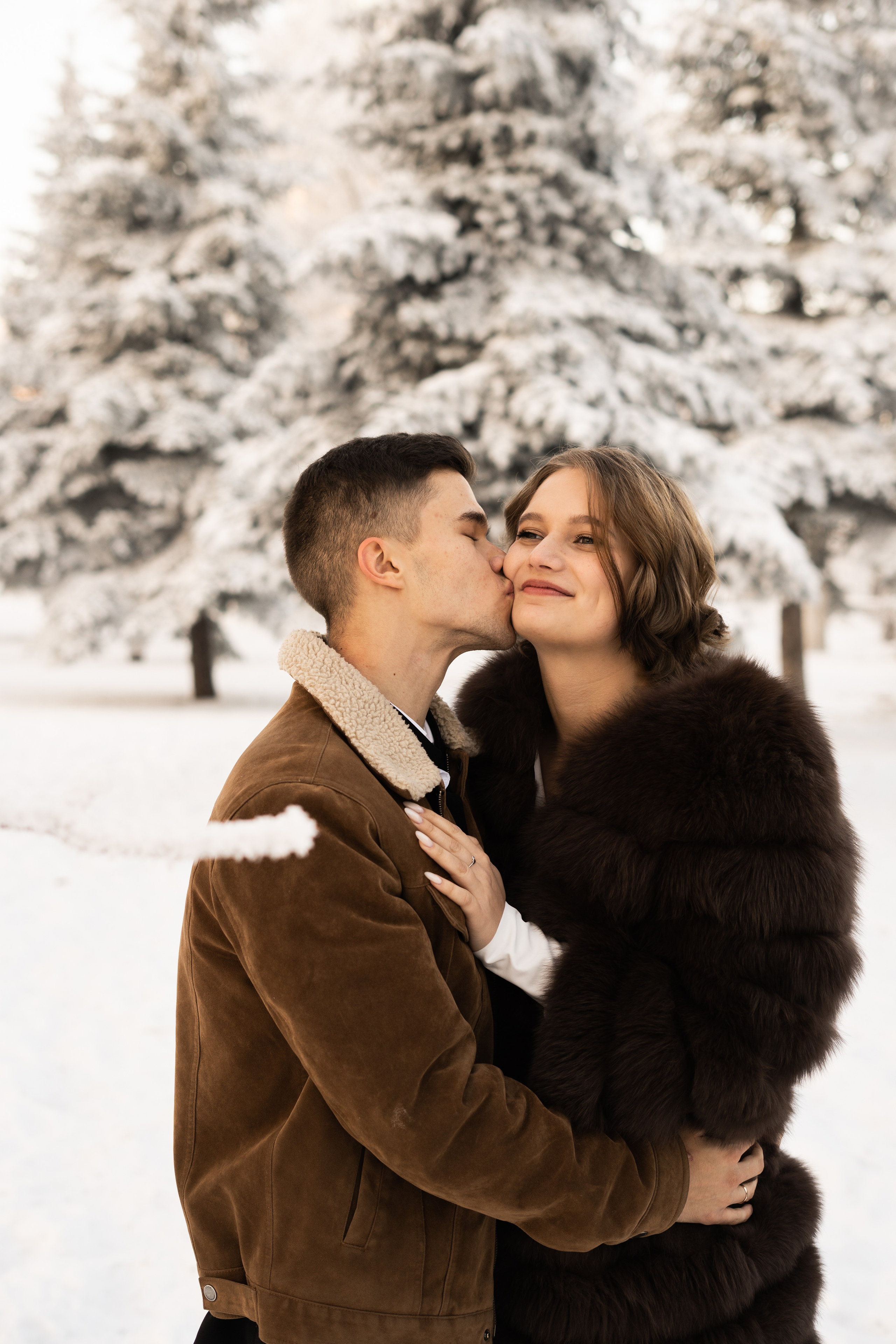 Свадебная фотосессия зимой. Фотограф на крещение и венчание в Нижнем Новгороде.Свадебный Фотограф