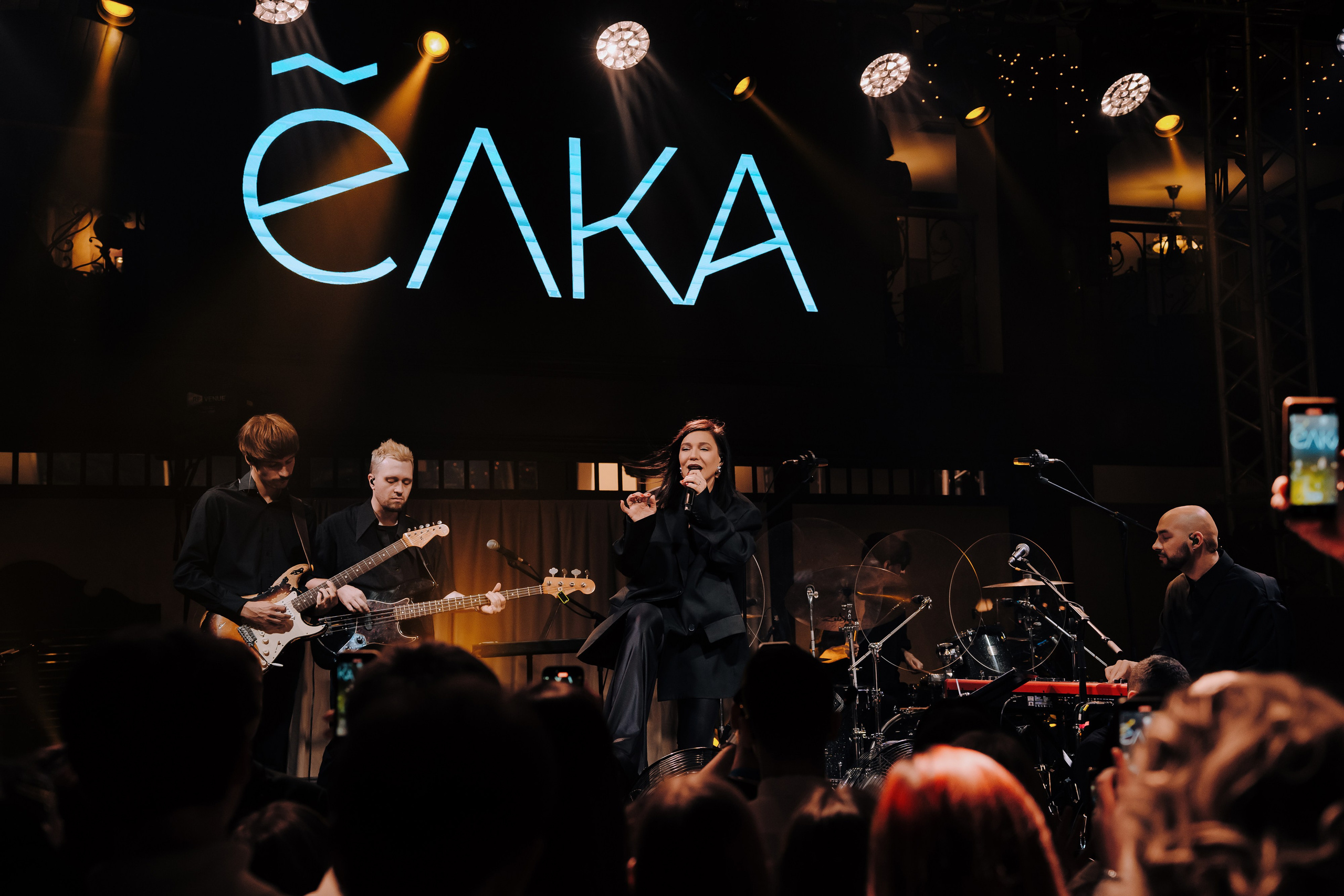 20 ЛЕТ МЕГАПОЛИС ЧЕЛЯБИНСК ХЕДЛАЙНЕР ЕЛКА. Репортажный фотограф Зуев Роман г. Челябинск