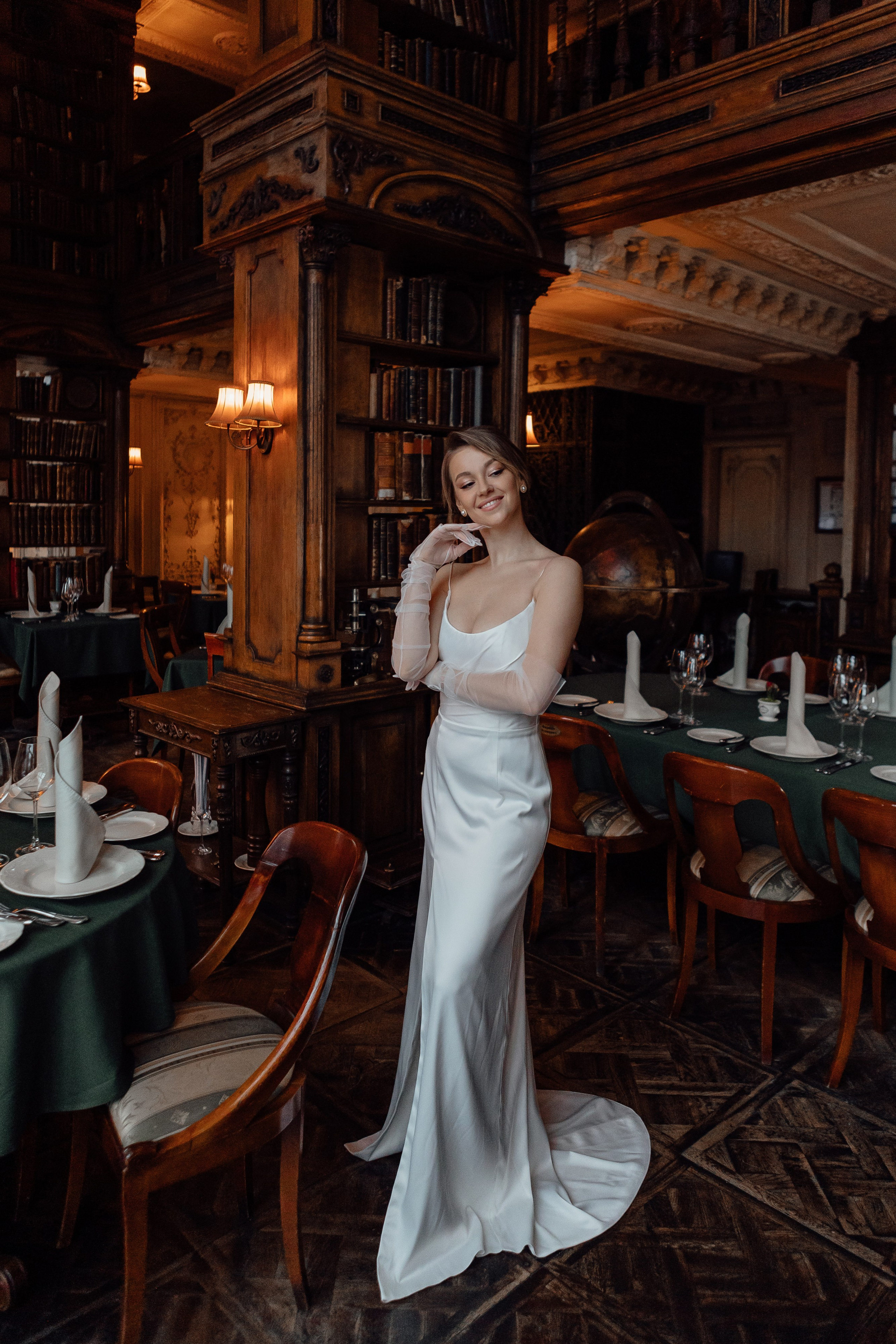 Свадебная фотосессия в Кафе Пушкинъ. Свадебный фотограф в Москве Дарья Олендарёва